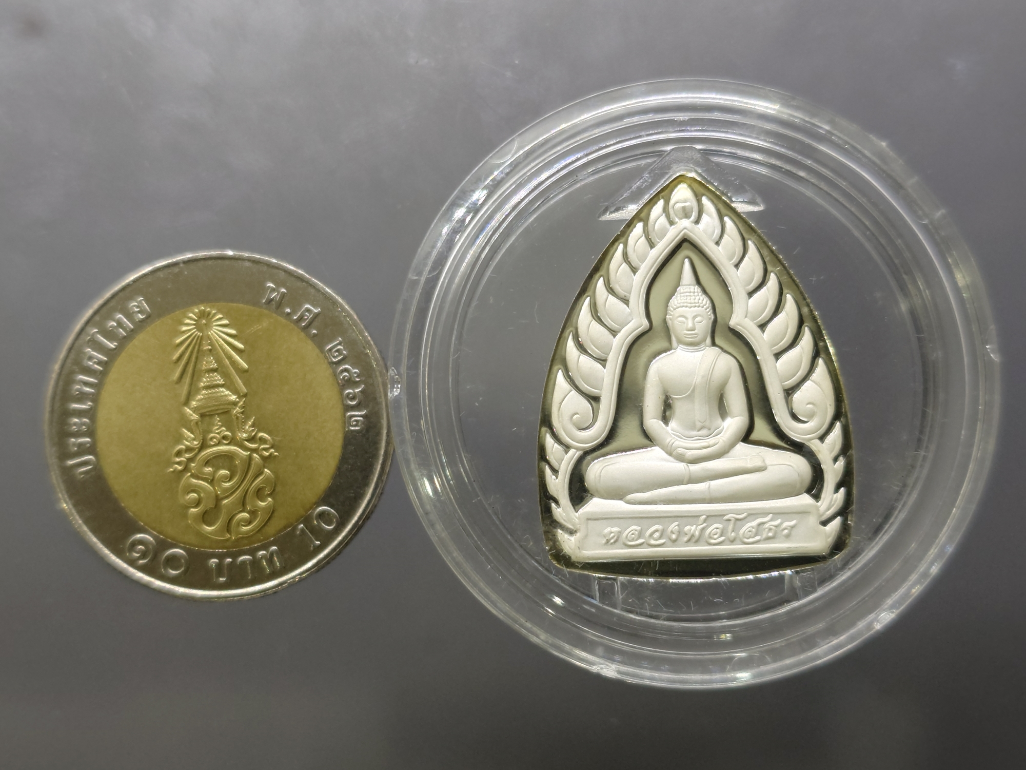 เหรียญเจ้าสัว หลวงพ่อโสธร เนื้อเงินขัดเงาพ่นทราย รุ่นสร้างพระอุโบสถ วัดโสธรวราราม พ.ศ.2542 พร้อมกล่องเดิม ใบรับรอง