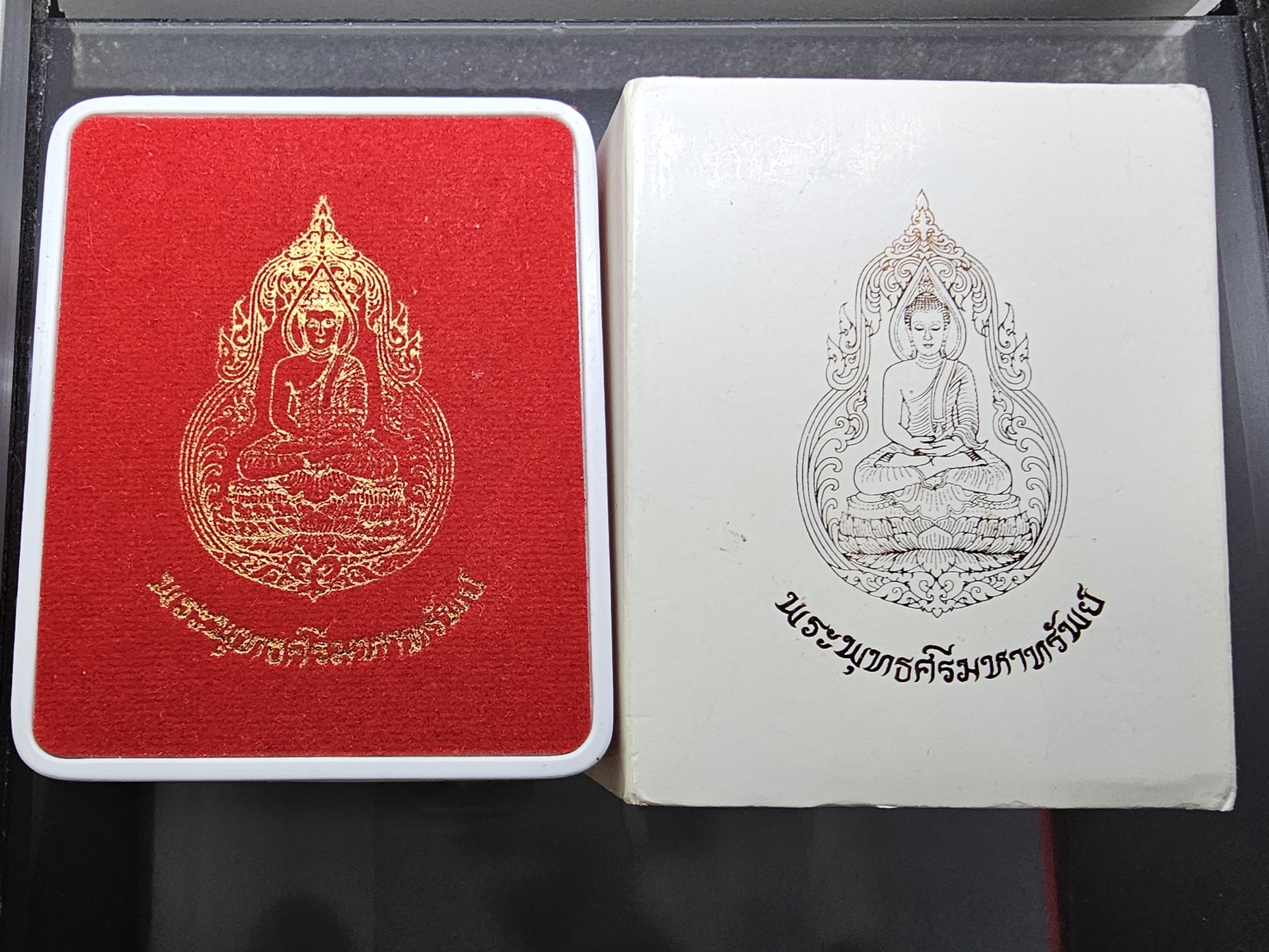 พระพุทธศรีมหาทรัพย์ เนื้อทองแดงรมดำซาติน ออกแบบและสร้างโดย อารย์ธีระวัฒน์ คะนะมะ (ศิลปินพระมหาชนก) พ.ศ.2561 พร้อมกล่องเดิม ใบเซอร์