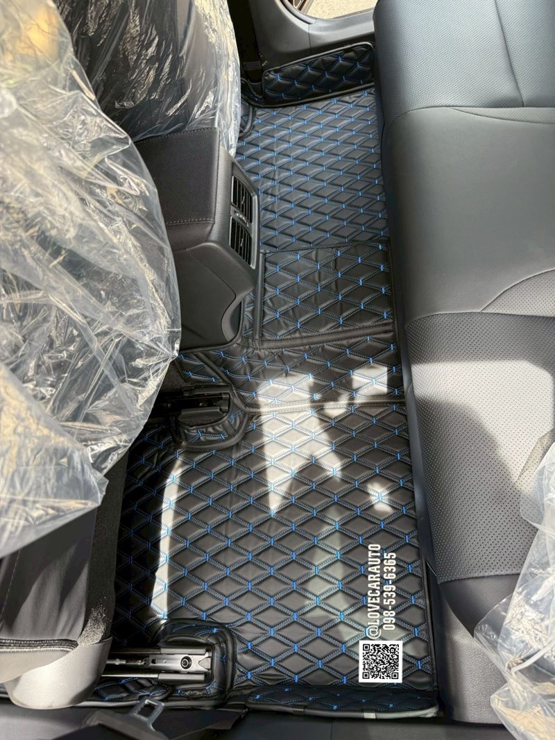 พรมปูพื้นรถยนต์ 6D Toyota Camry 2025 VVIPด้ายคู่ สีดำด้ายน้ำเงิน