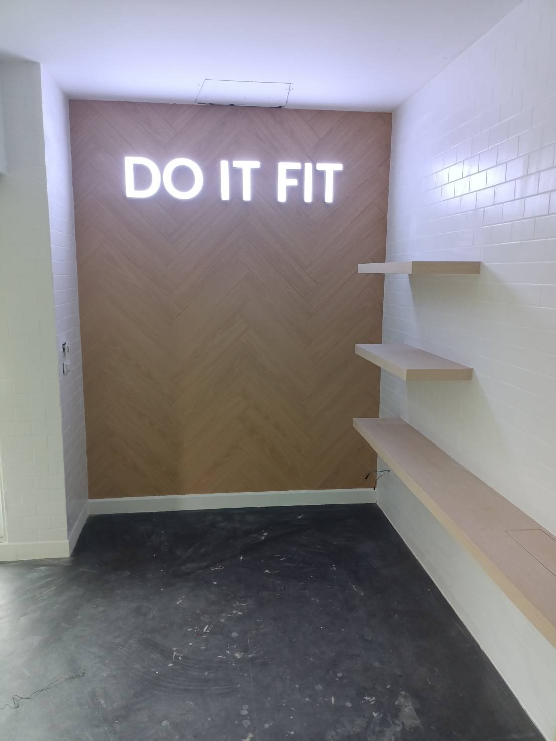 ป้ายตัวอักษรไฟออกหน้าLED งานDO IT FIT