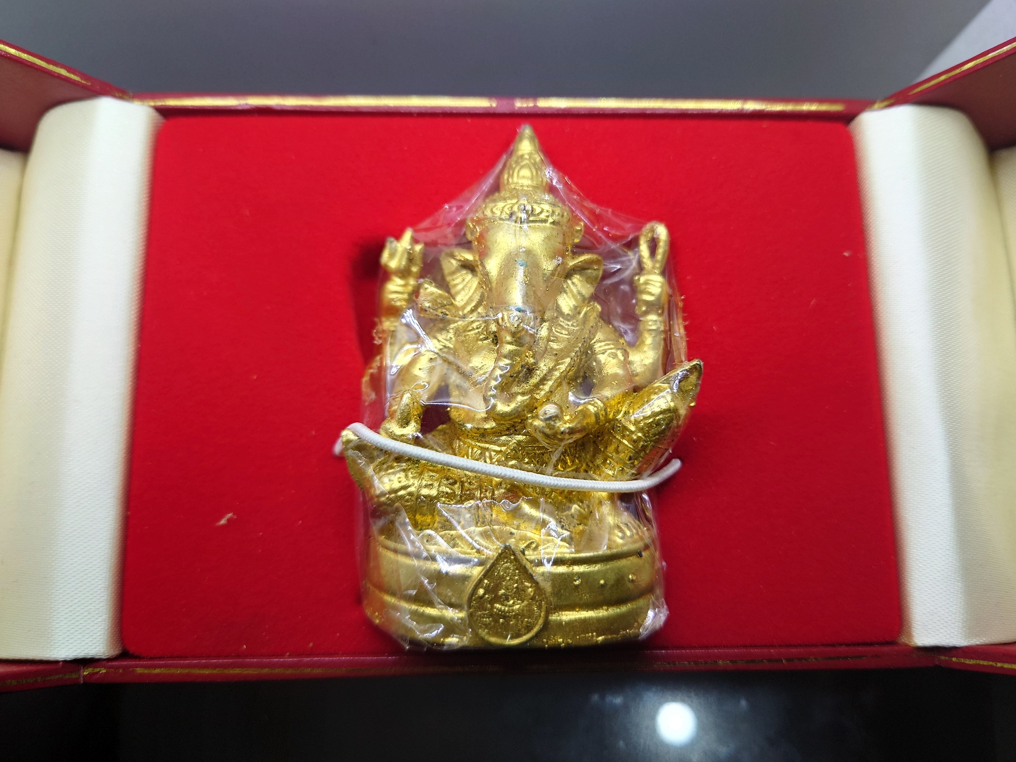 พระพิฆเนศวร์ มหาเทพแห่งความสำเร็จ รุ่นโชคมงคล เนื้อชุบทอง ร่วมพิธีพุทธาภิเษก ศาลสมเด็จพระนเรศวร พระราชวังจันทน์ พิษณุโลก ปี2541 พร้อมกล่องเดิม