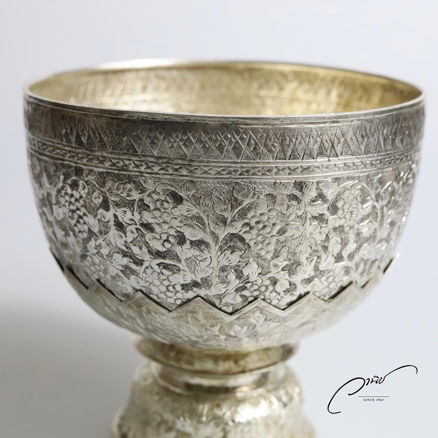 ชุดขันเงินและพานเงินรุ่นเก่า แกะลายต้นไม้และผลไม้