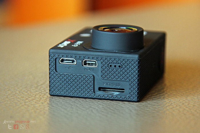 ด้านข้างจะมีปุ่ม Input/Output ตามสเปคที่ได้แจ้งไปนั้น ซึ่งจะเป็น Micro USB สำหรับต่อเสียบชาร์ตไฟ ซึ่งเป็นหัวเดียวกับที่เราใช้กับโทรศัพท์มือถือทั่วๆไปเลยครับ ส่วน Output จะเป็น HDMI ส่วนการเก็บข้อมูลของกล้อง Action Camera จะใช้เป็น Micro SD Card