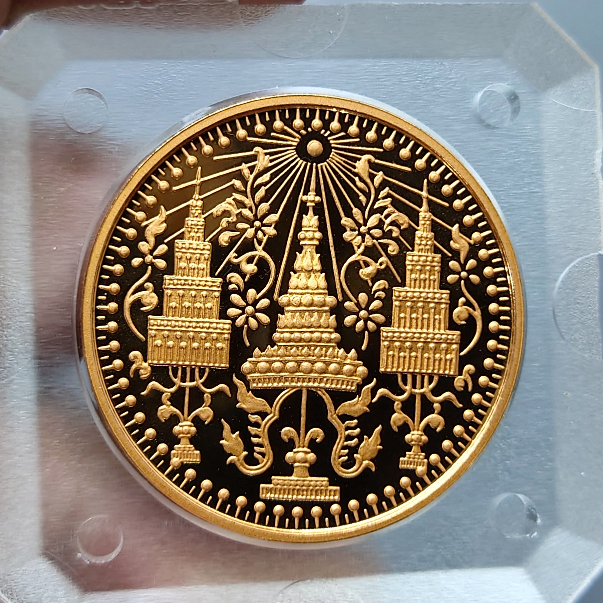 เหรียญพระแก้วมรกต ทรงเครื่อง 3 ฤดู พระจอมเกล้าๆ ปี 2538 เนื้อทองแดงนอก ขัดเงา ขนาด 3.2 ซม. พร้อมตลับเดิม