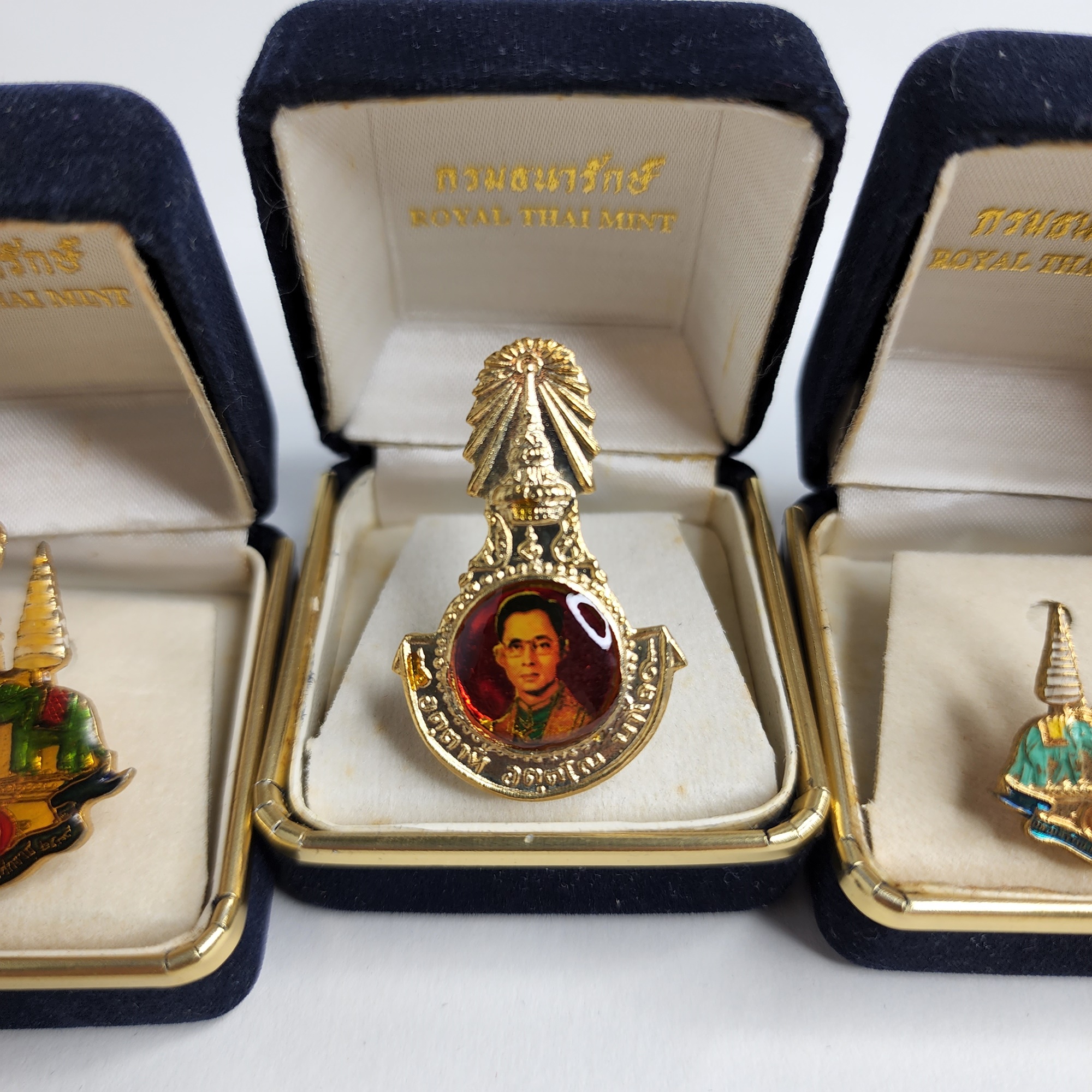 ชุดเข็มที่ระลึก ฉลองครบ 50 ปี กาญจนา ร9 พ.ศ.2539 เก่าเก็บน่าสะสม