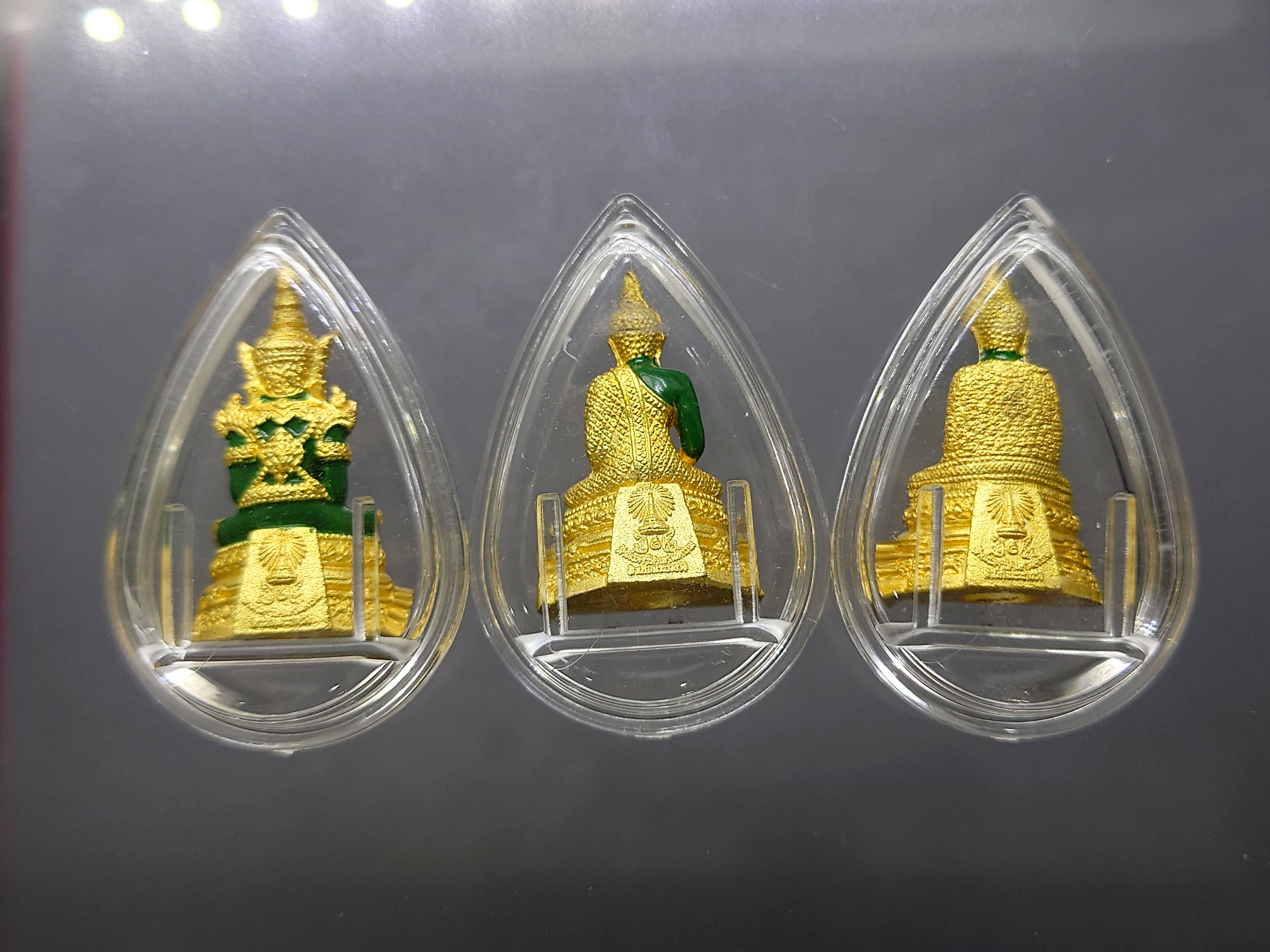 พระแก้วมรกต ชุด 3 ฤดู เนื้อโลหะเคลือบสีเขียว เครื่องทรงชุบทอง สำนักพระราชวัง สร้าง พุทธาภิเษก ณ วัดพระศรีรัตนศาสดาราม พ.ศ.2547 พร้อมกล่องเดิม รับประกันแท้