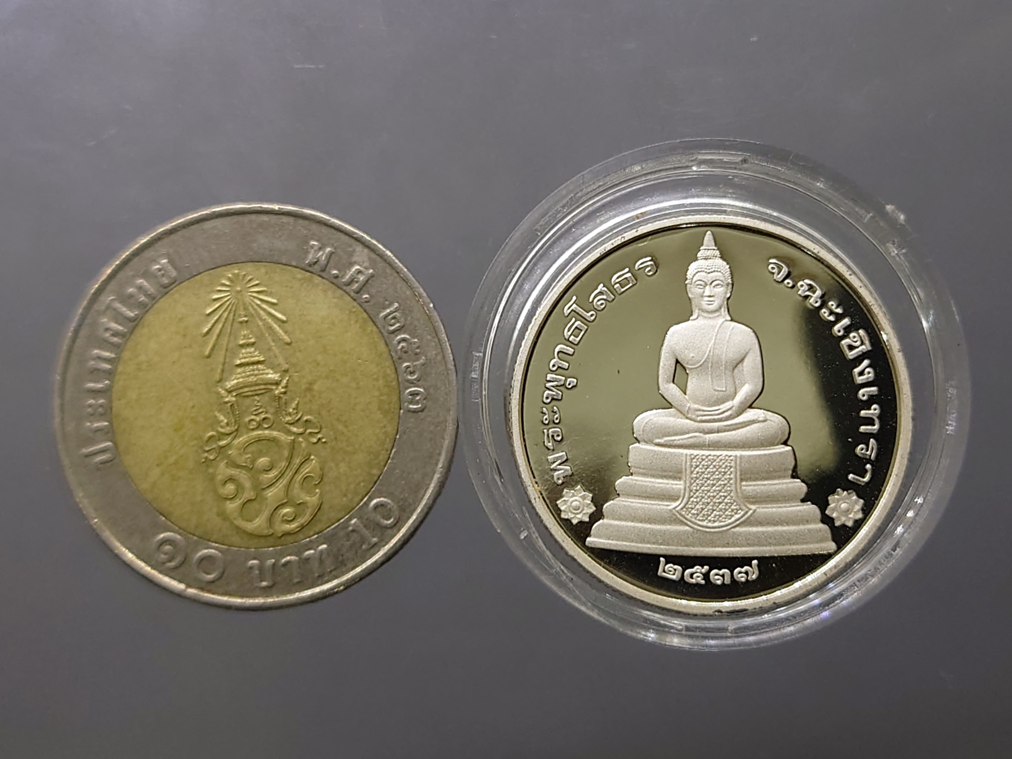 พระพุทธโสธร หลังธรรมจักร รุ่นนานาชาติ รุ่นแรก บล็อกฮูกานิน สวิส เงินขัดเงา ขนาด 2.5 เซน พ.ศ.2537 พร้อมกล่องเดิม
