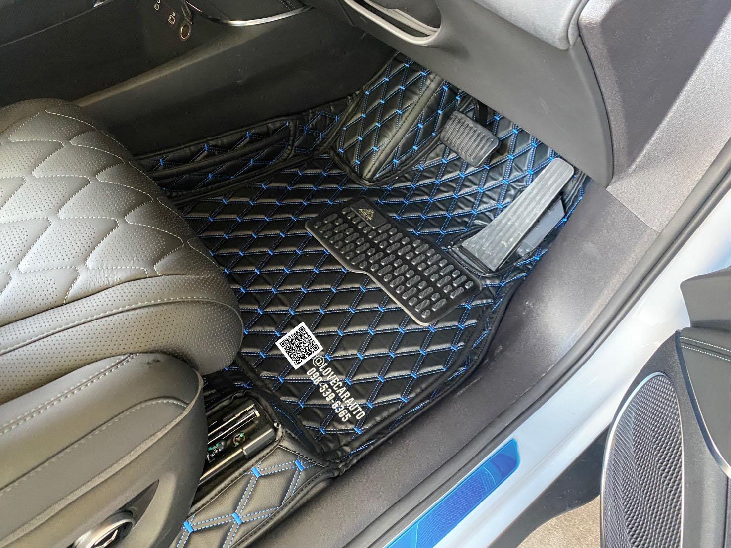 พรมปูพื้นรถยนต์ BYD Sealion7 สีดำด้ายน้ำเงิน