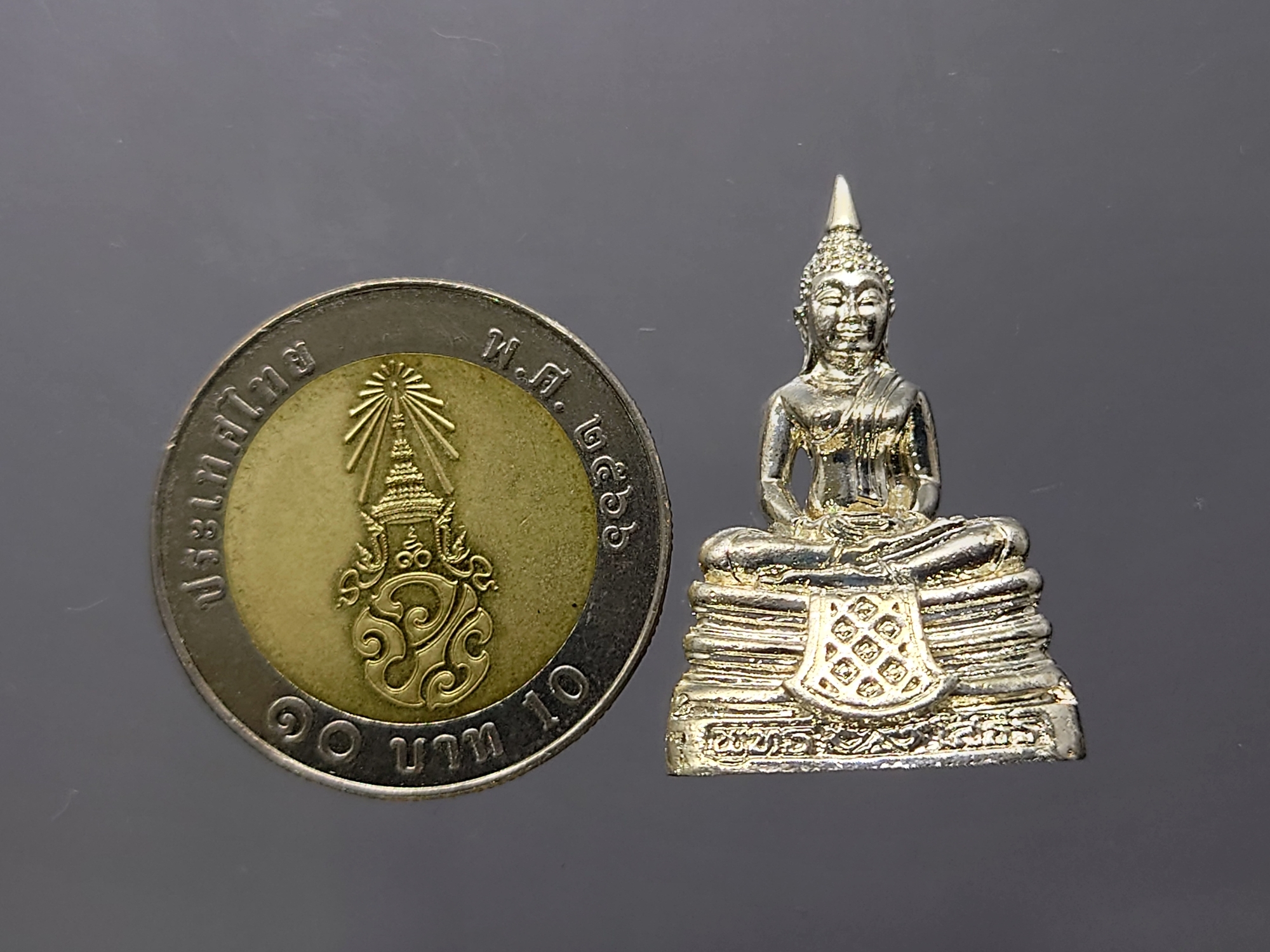พระพุทธโสธร รุ่นสร้างพระอุโบสถ พิมพ์ใหญ่ เนื้อเงินขัดเงาบางส่วน วัดโสธรวรารามวรวิหาร พ.ศ.2539 พร้อมกล่องเดิม