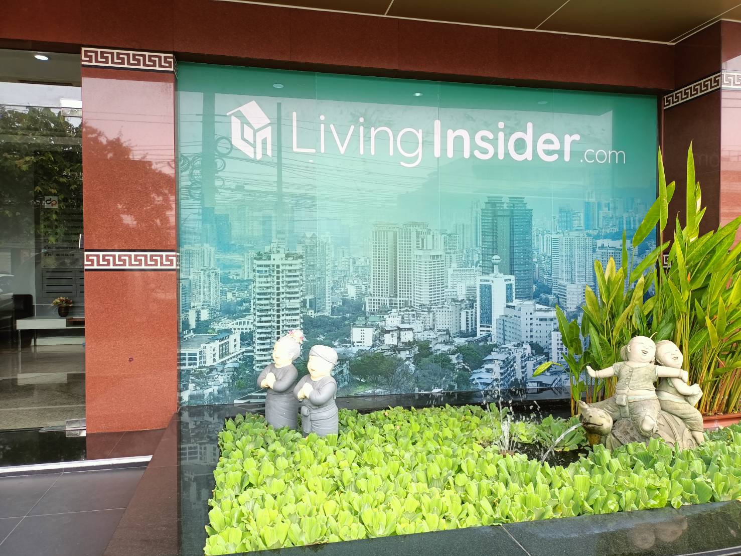 ป้ายสติกเกอร์ติดกระจก งานLiving Insider