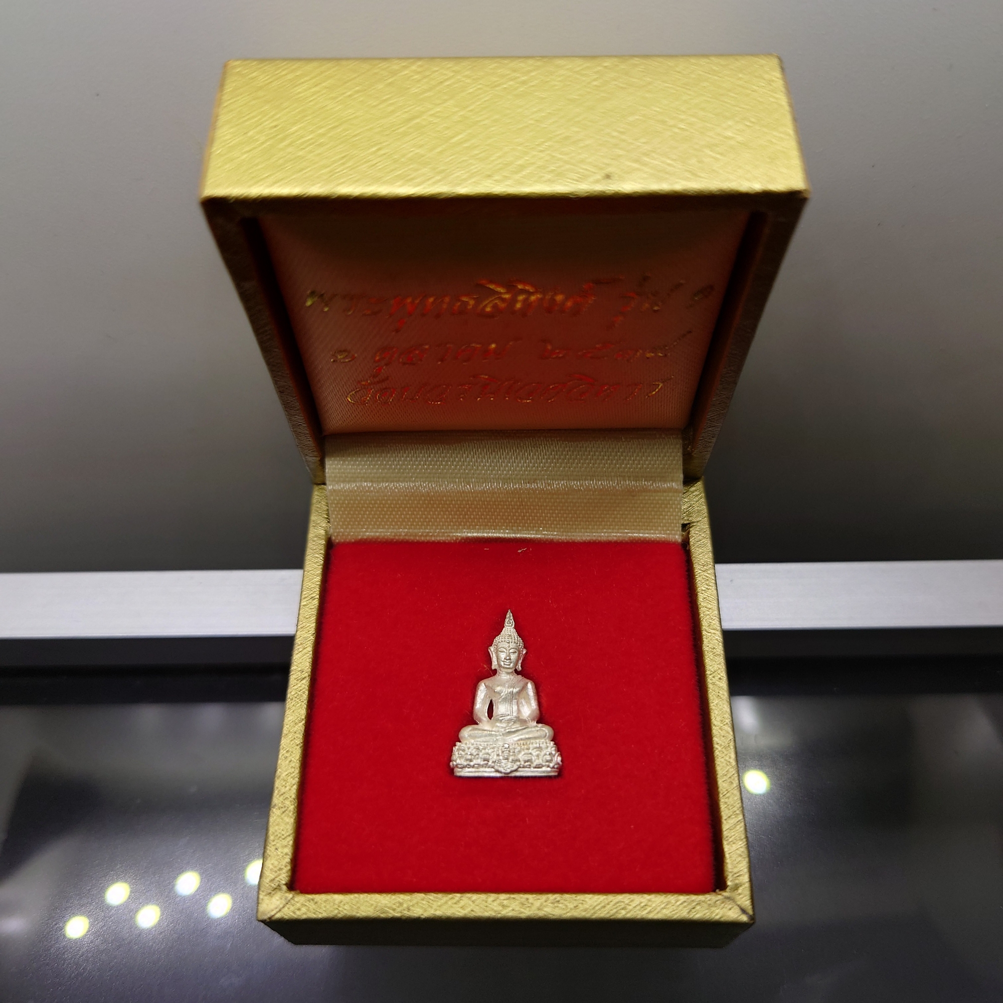 พระพุทธสิหิงค์ รุ่น 1 รุ่นกาญจนาภิเษก เนื้อเงิน ขนาดสูง 2 ซ.ม.วัดบวรนิเวศวิหาร ปี2539 พร้อมกล่องเดิม