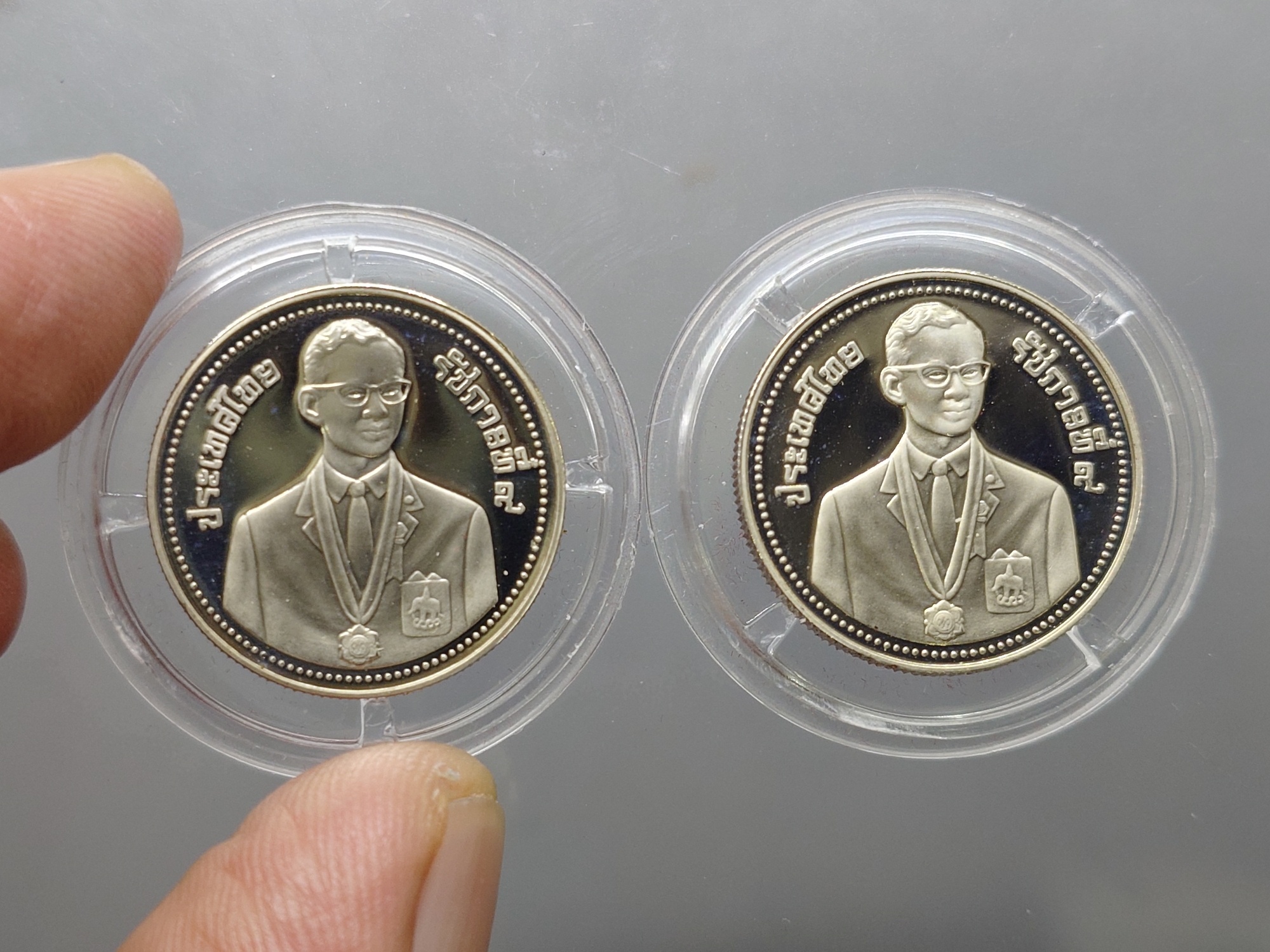 เหรียญ 2 บาท นิเกิลขัดเงา ที่ระลึก การแข่งขันกีฬาซีเกมส์ครั้งที่ 13 พ.ศ.2528 พร้อมกล่องเดิม ( ชุด 2 เหรียญ ) หายากมาก