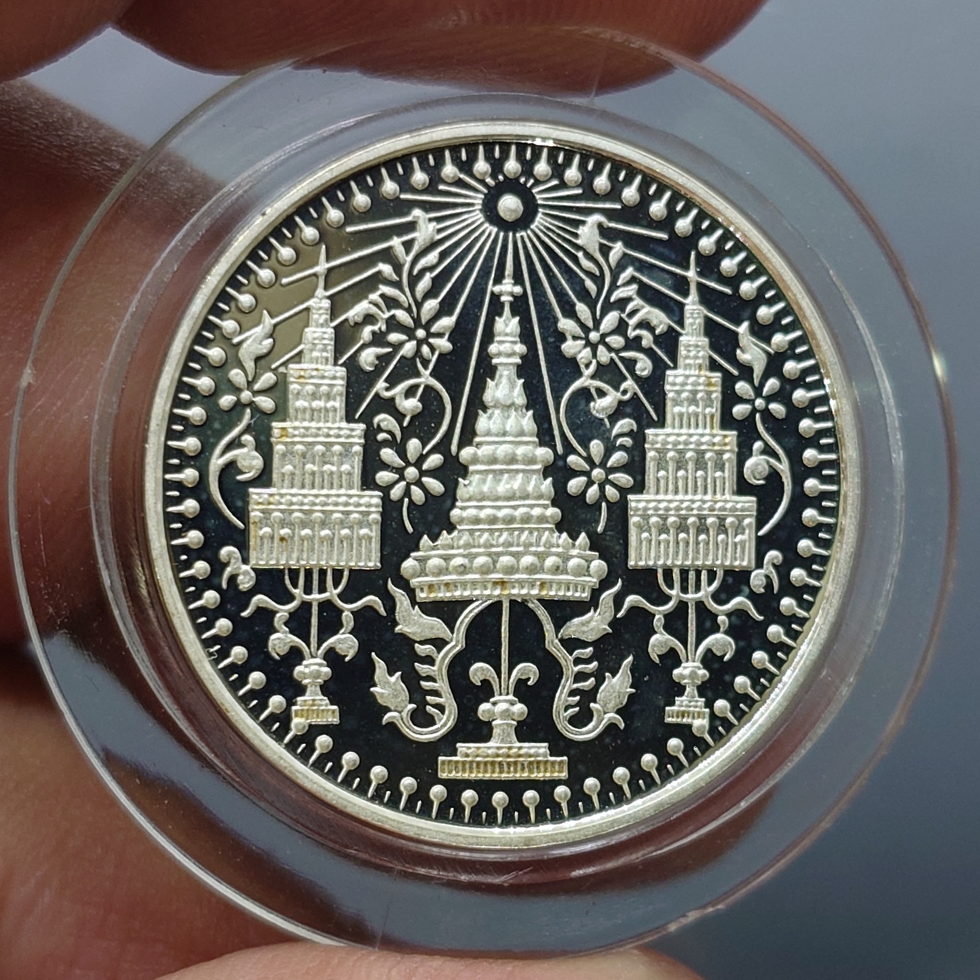เหรียญพระแก้วมรกต ทรงเครื่อง 3 ฤดู พระจอมเกล้าพระนครเหนือ ปี 2538 เนื้อเงินขัดเงา ขนาด 2.5 ซ.ม. พร้อมกล่องเดิม