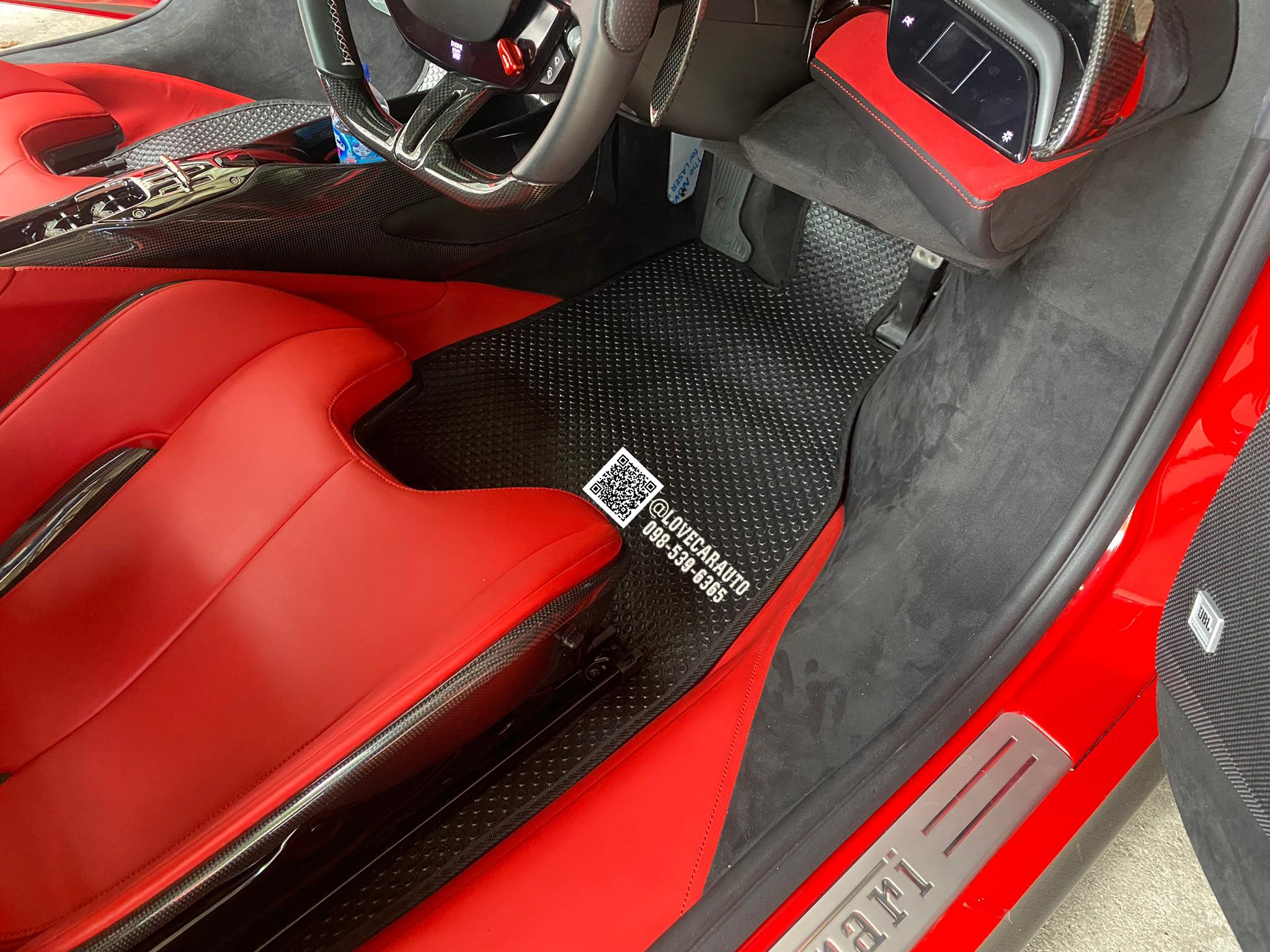 พรมปูพื้นรถกระดุม Ferrari SF90 กระดุมเล็กสีดำ PVC
