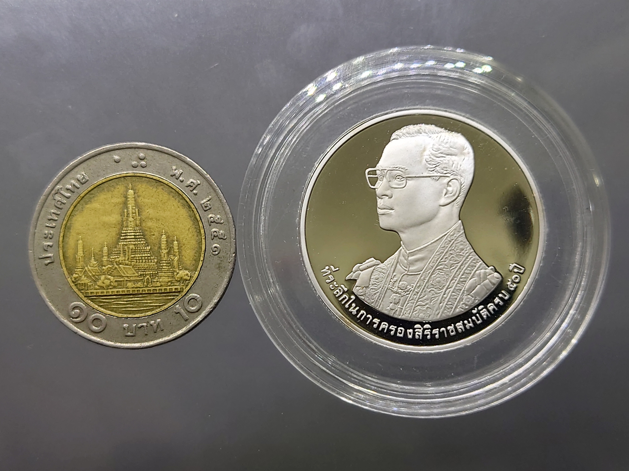 เหรียญพระรูปรัชกาลที่9 ที่ระลึกเขาชีจรรย์ เนื้อเงินขัดเงา ขนาด 3 เซน วัดญานสังวราราม ปี2538 พร้อมกล่องเดิม