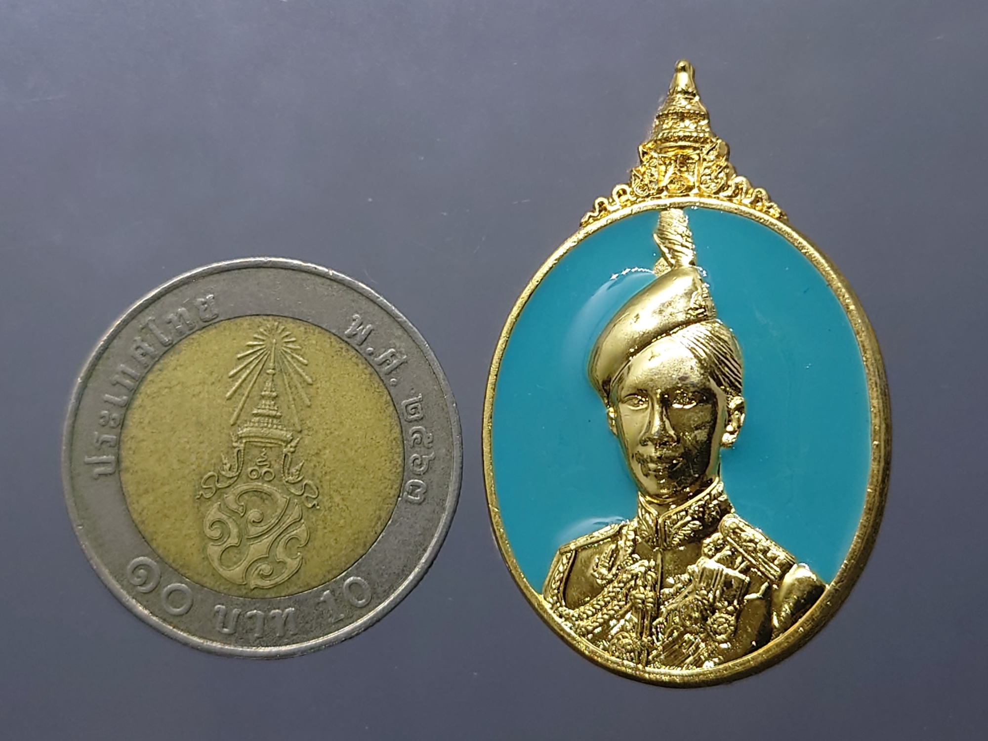 เข็มกลัด 12 สิงหาพระบรมราชินีนาถ 73 พรรษา กาหลั่ยทอง ลงยา พ.ศ.2548