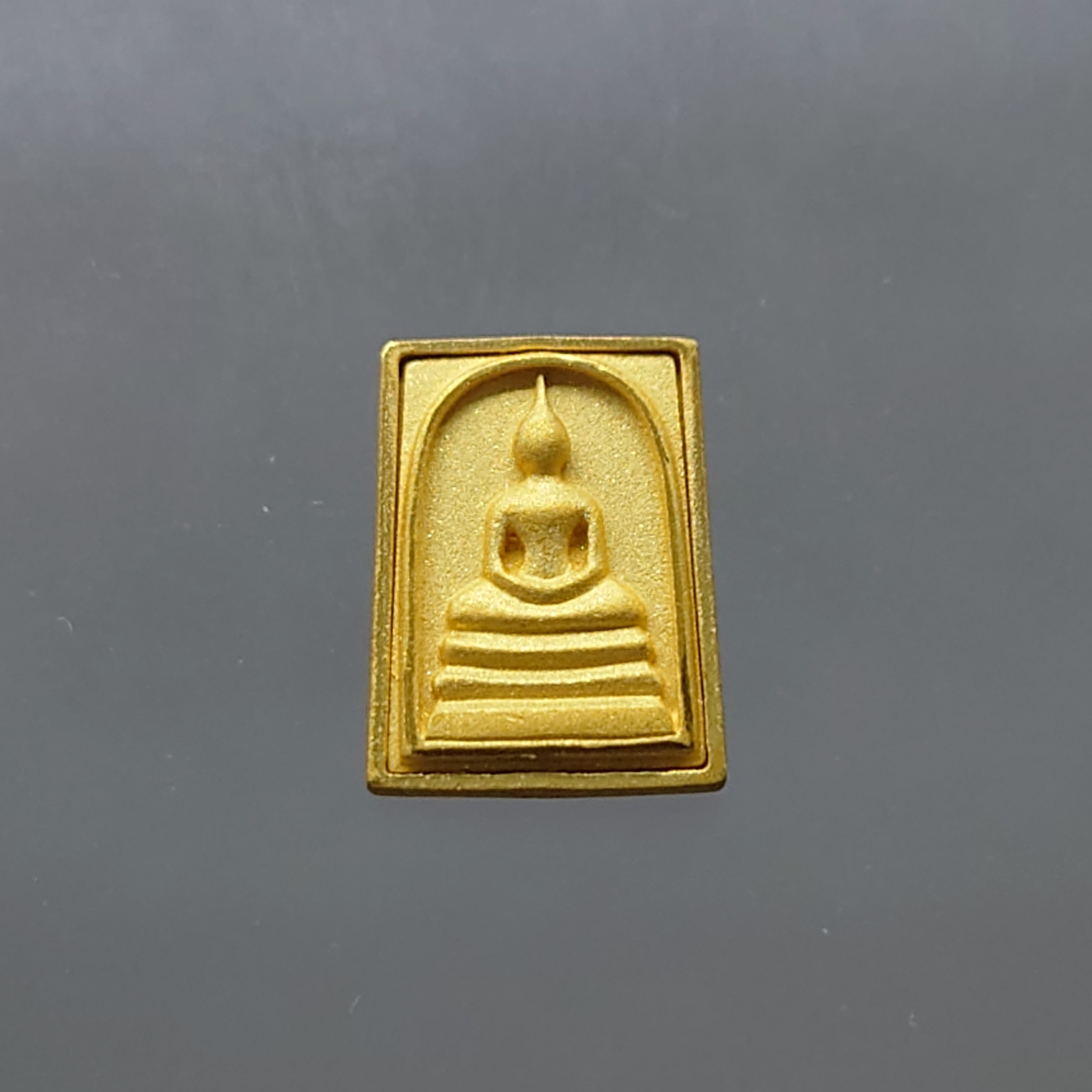 สมเด็จพระพุฒาจารย์ โต หลังพระสมเด็จ เนื้อทองคำแท้ รุ่นอุดมโชคโภคทรัพย์ วัดโสธรวราราม พ.ศ.2550 พร้อมกล่องเดิม