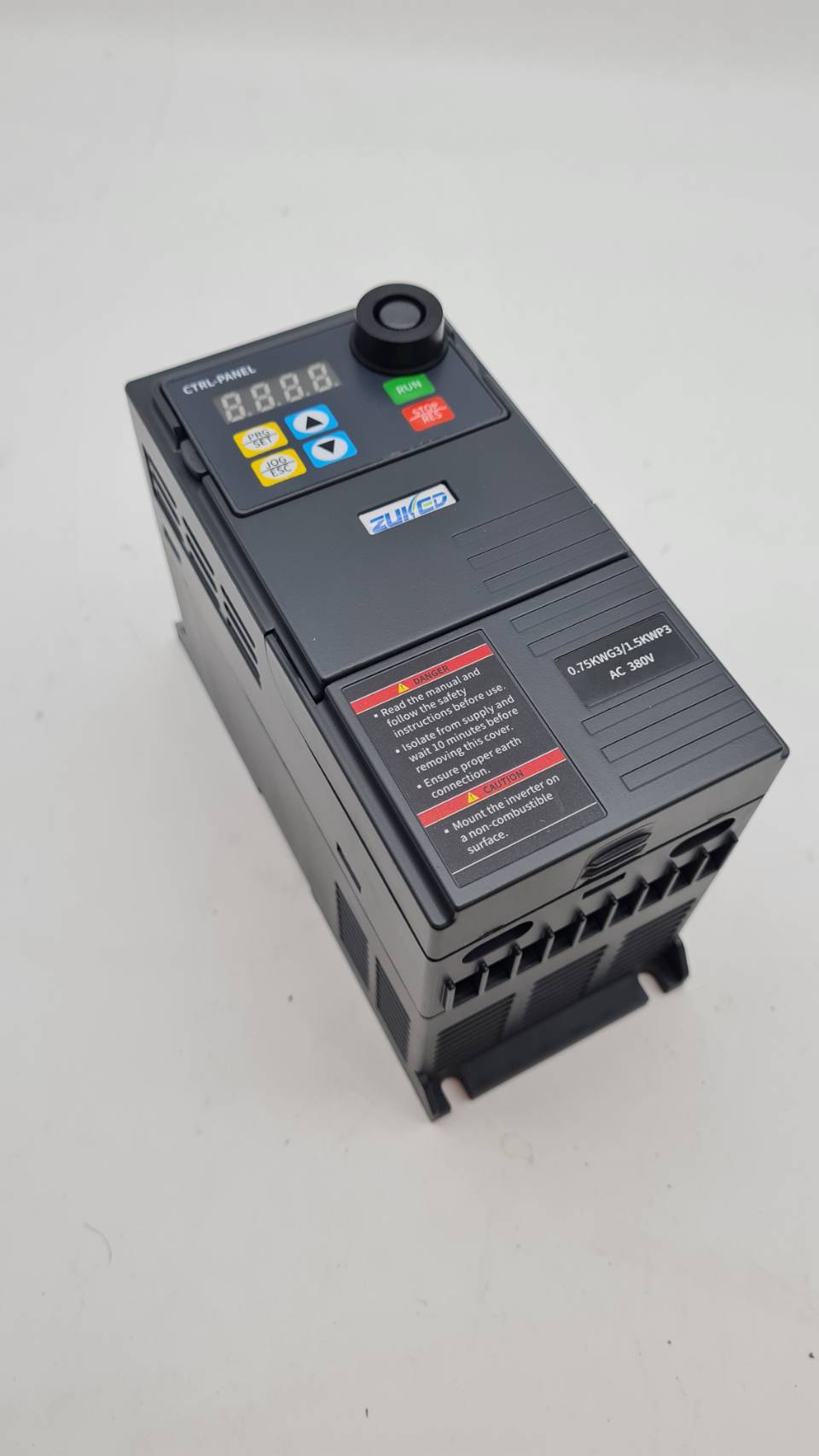 อินเวอร์เตอร์ 750W 380V 3เฟส ควบคุมความเร็วรอบมอเตอร์ใช้กับงานสายพานลำเรียง