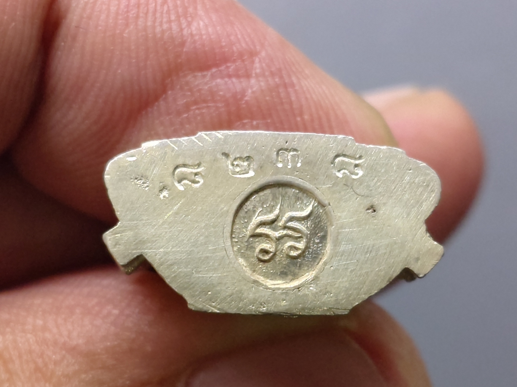 กริ่งพระพุทธชินราช รุ่นทรงมาลาเบี่ยง รุ่นแรก รุ่นเดียว เนื้อเงิน พิมพ์ใหญ๋ วัดพระศรีรัตนมหาธาตุ ปี2520 นิยม หายาก พร้อมตลับเดิม