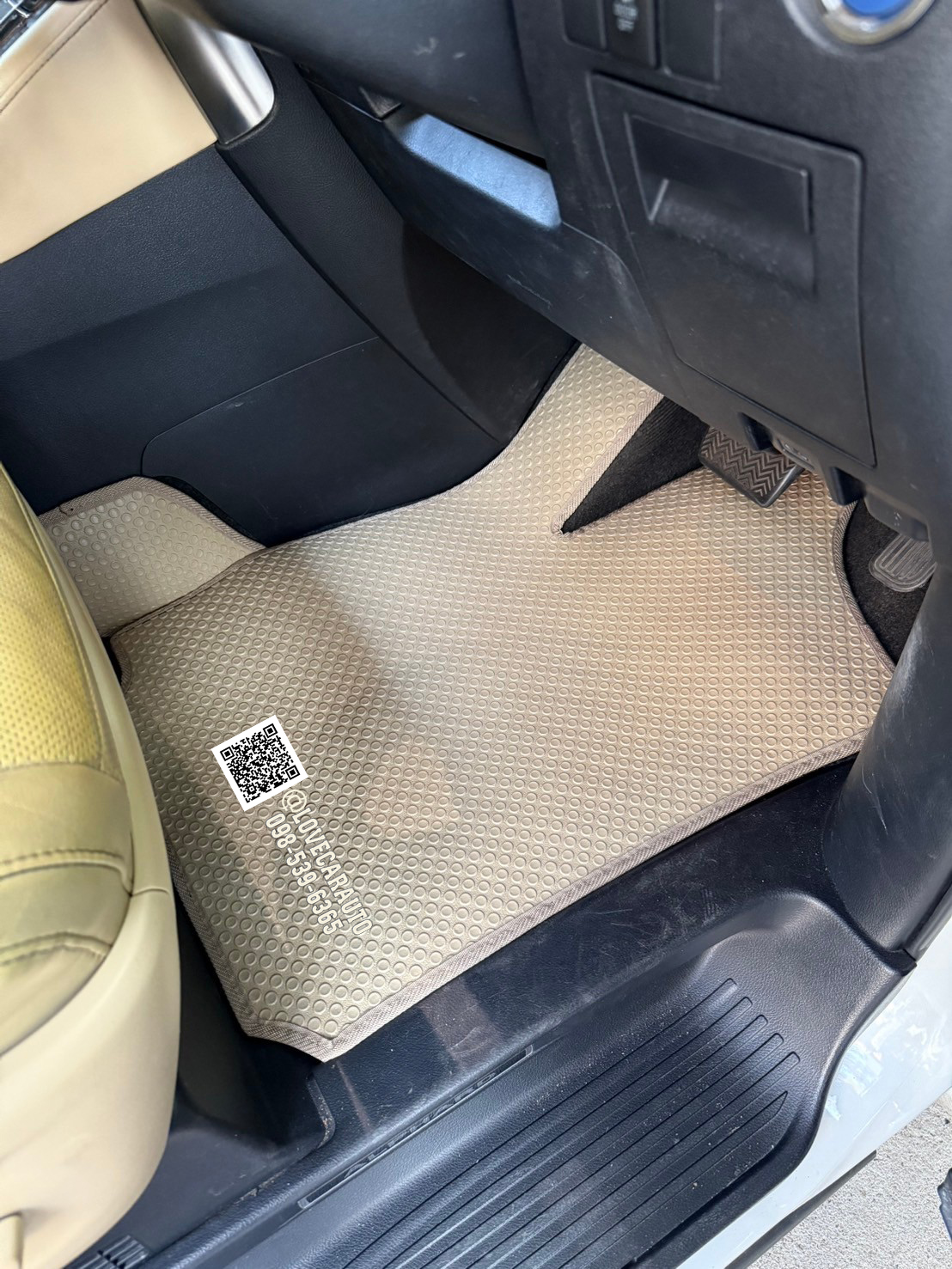 พรมปูพื้นรถตู้ toyota alphard กระดุมเล็กสีครีม