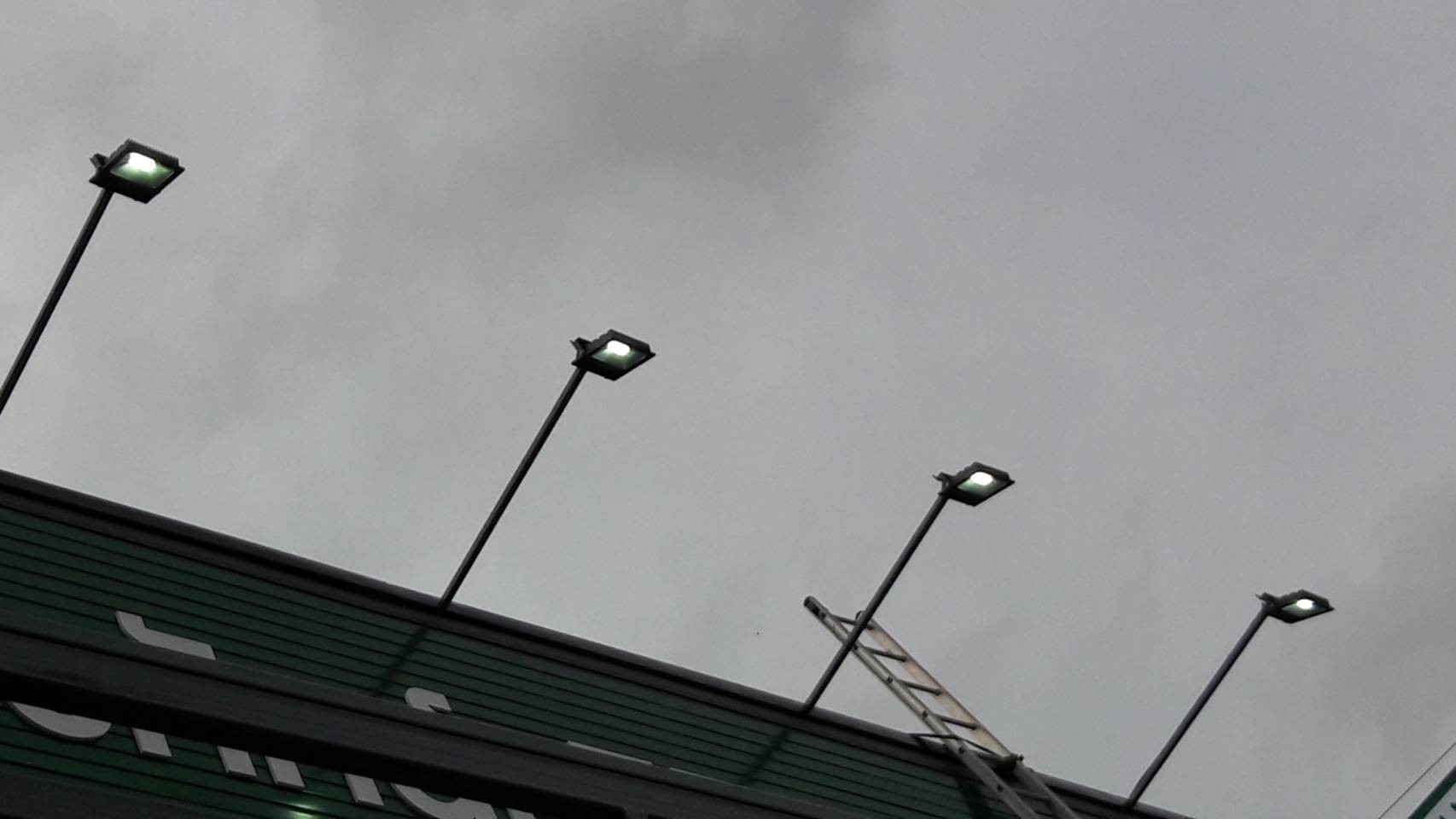 ป้ายตัวหนังสือและกล่องไฟ งานพีรทัศน์คลินิกเวชกรรม