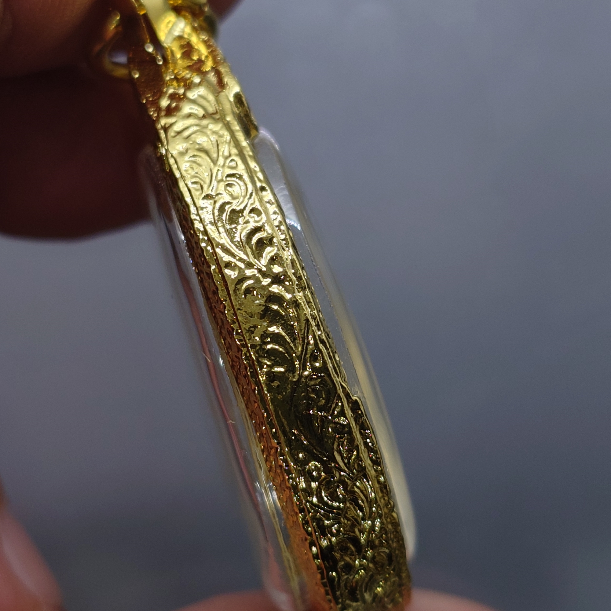 เหรียญเจริญพรบน หลวงปู่ศิลา สิริจันโท เนื้ออัลปาก้า ที่ระลึกอายุวัฒนมงคล ๘๐ ปี ธรรมอุทยาน จ.กาฬสินธู์ ปี2567 พร้อมกรอบชุบทอง 24 K กล่องเดิม