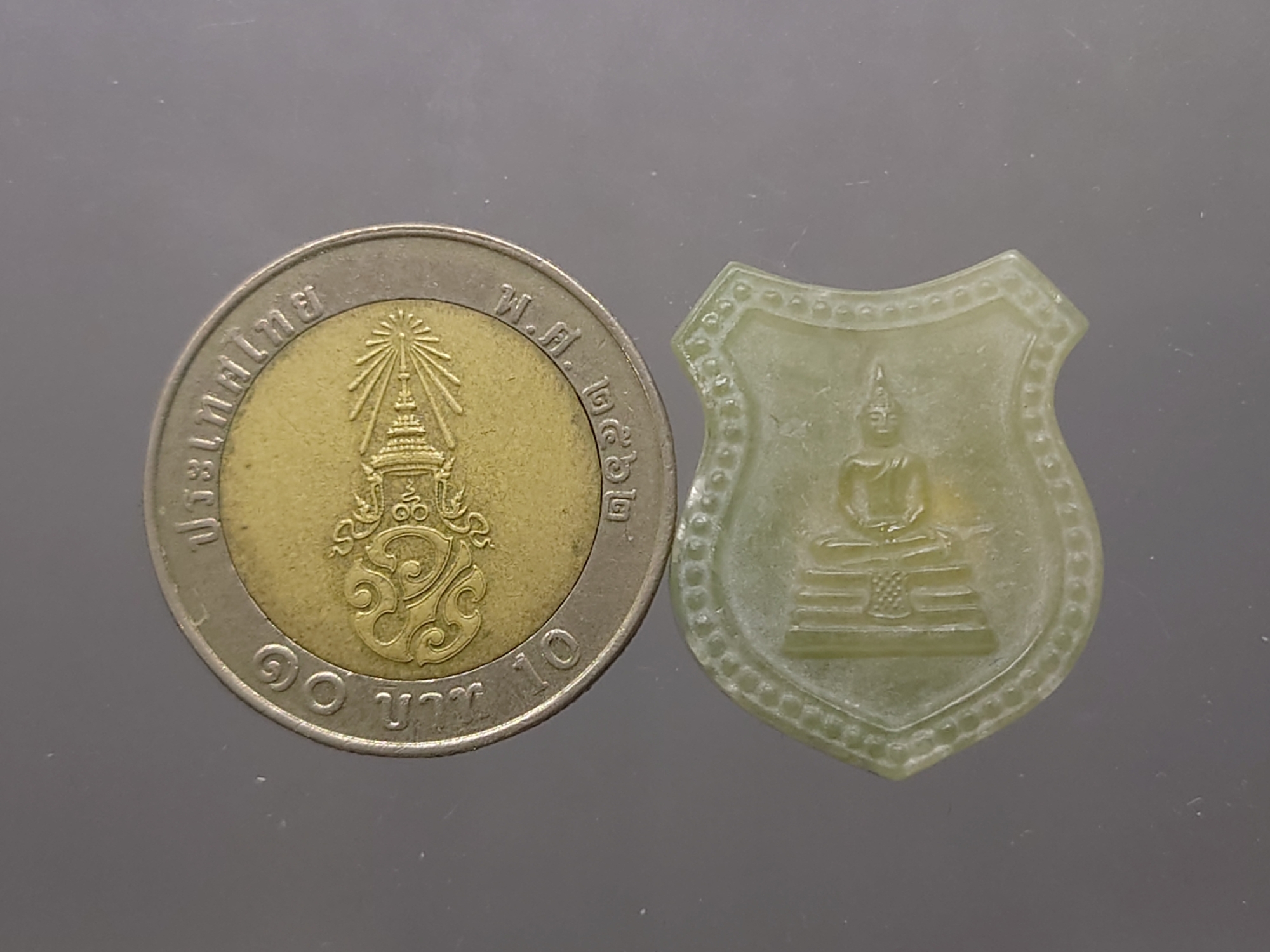 พระพุทธโสธร เนื้อหยก รุ่นประวัติศาสตร์ พิมพ์รูปอาร์ม ด้านหลังพระมีโค๊ตแผ่นทองคำแท้ วัดโสธรวรารามวรวิหาร พ.ศ.2543 พร้อมกล่องเดิม