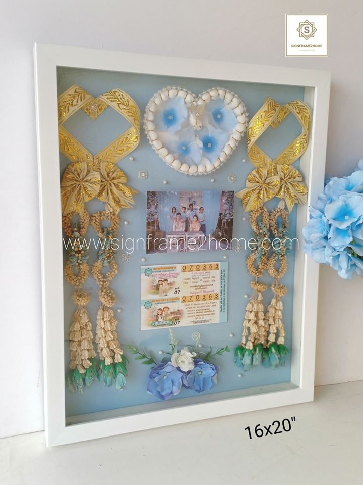 กรอบทรงลึกใส่พวงมาลัยงานแต่ง ไม้ขาวเรียบโมเดิลสีขาว ปูพื้นสีฟ้าอ่อน ขนาด 16x20นิ้ว