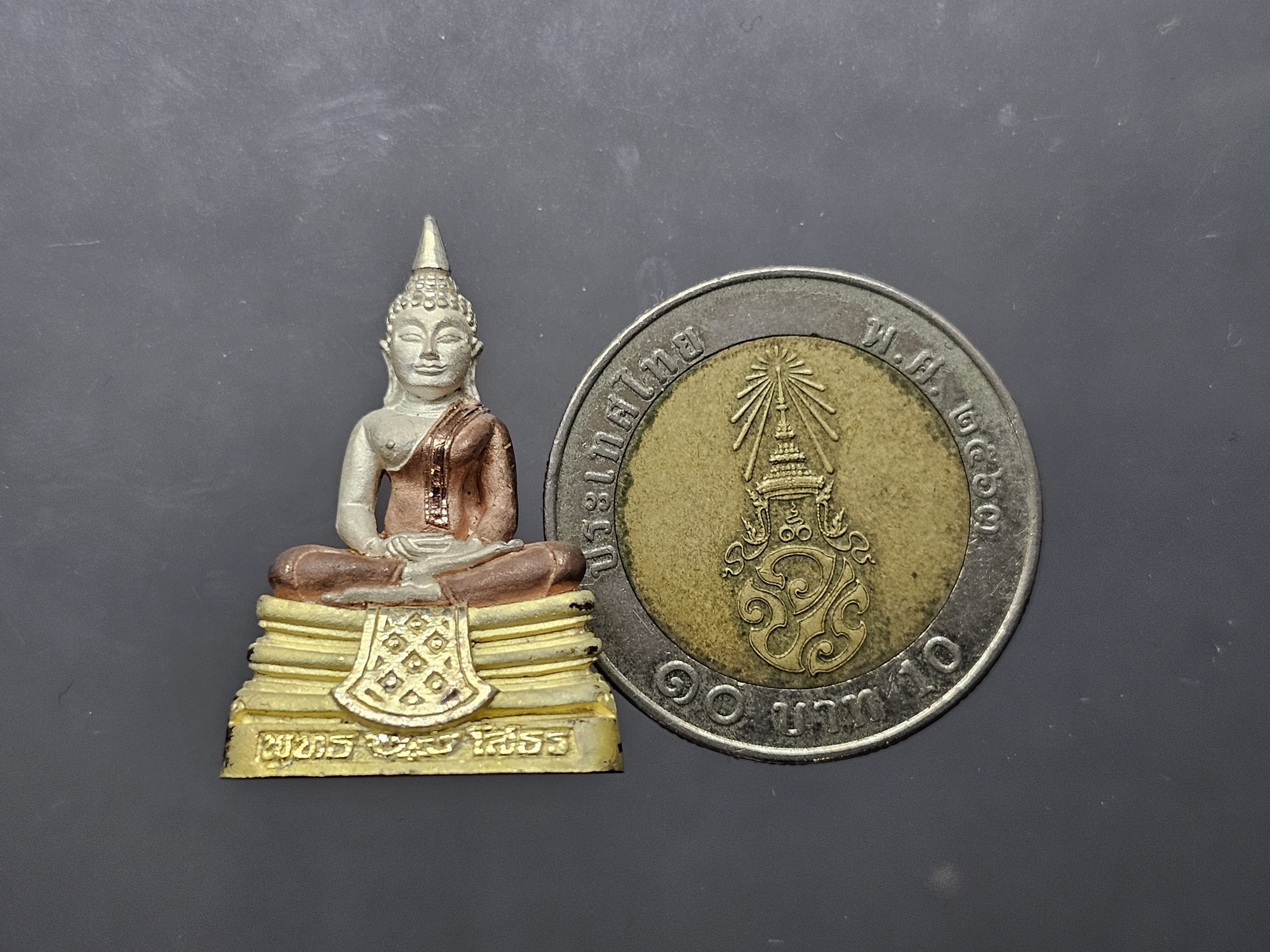 พระพุทธโสธร รุ่นสร้างพระอุโบสถ เนื้อเงินสามกษัตริย์ พิธีพุทธาภิเษก ณ พระอุโบสถ วัดโสธรวรารามวรวิหาร พ.ศ.2539 พร้อมกล่องเดิม