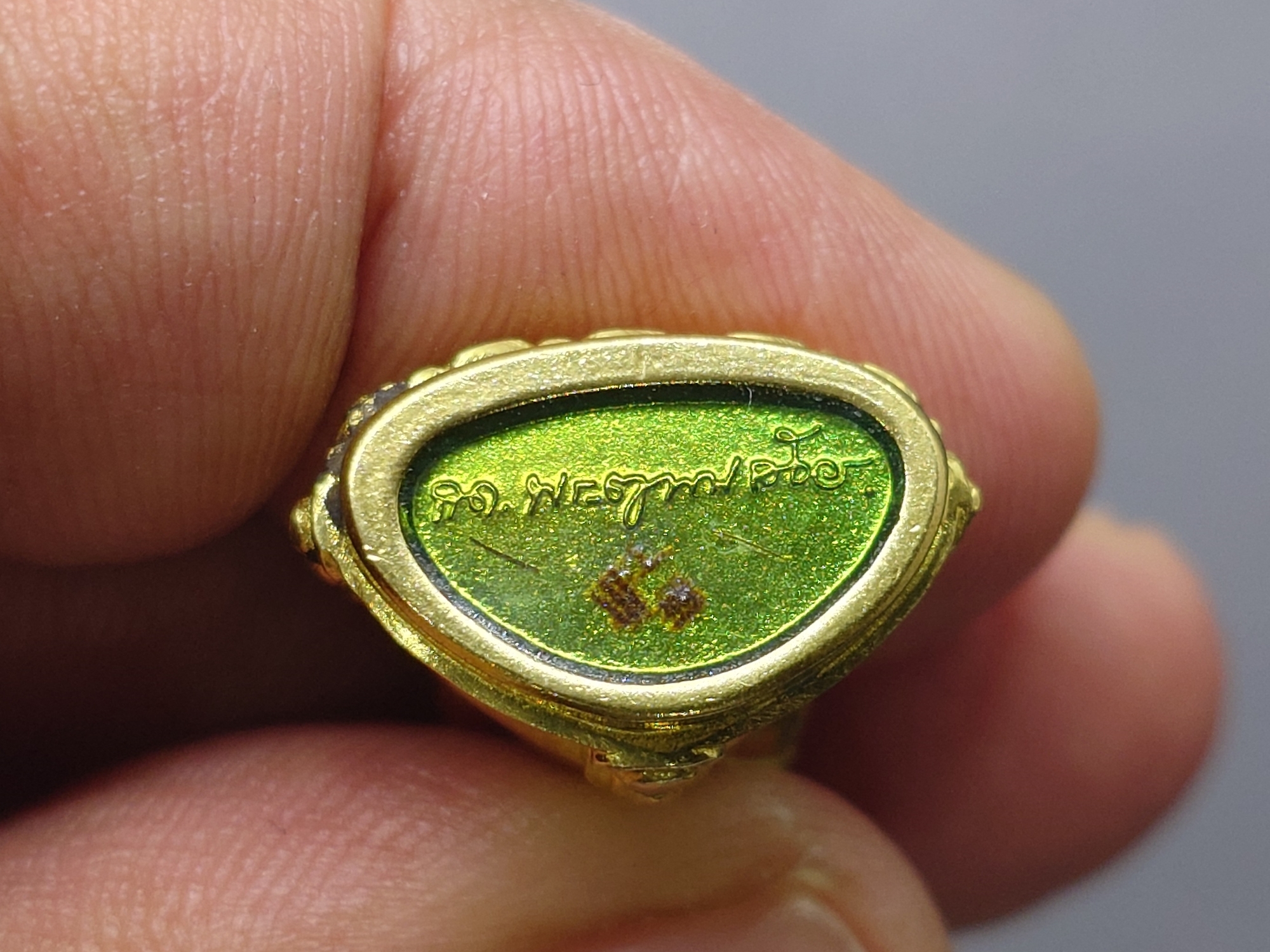 พระกริ่งญาณวเรศ (กริ่งปวเรศน้อย) ฐานบรรจุพระเกศาและจีวร เนื้อทองฝาบาตร พิมพ์ใหญ่ สมเด็จพระญาณสังวรฯ ทรงเจริญพรรษา 100 ปี วัดบวรนิเวศวิหาร ปี2556 พร้อมใบรับรอง