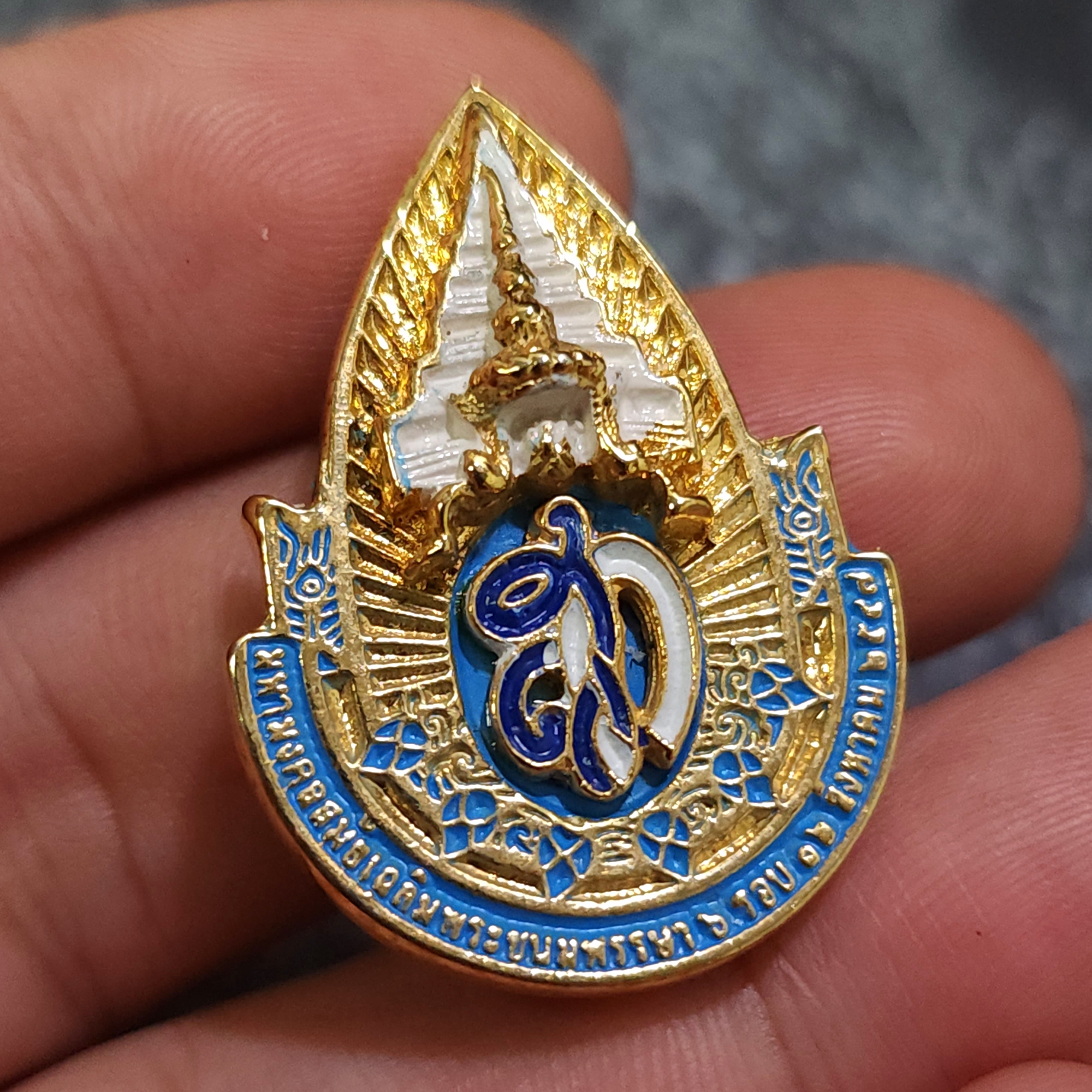 เข็มกลัด เข็มพระราชทาน ราชินี ฉลองครบ 72 พรรษา 2547