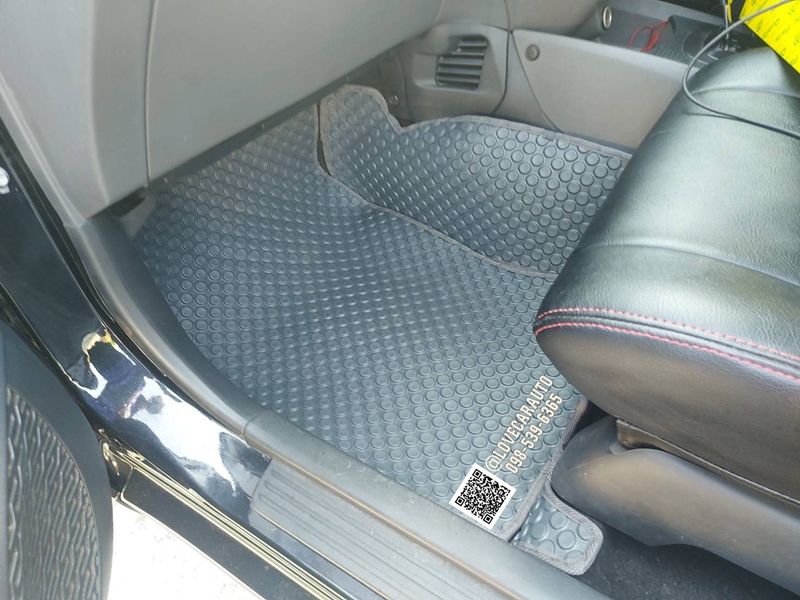 พรมปูพื้นรถยนต์ Toyota Avanza 2013 กระดุมสีเทา