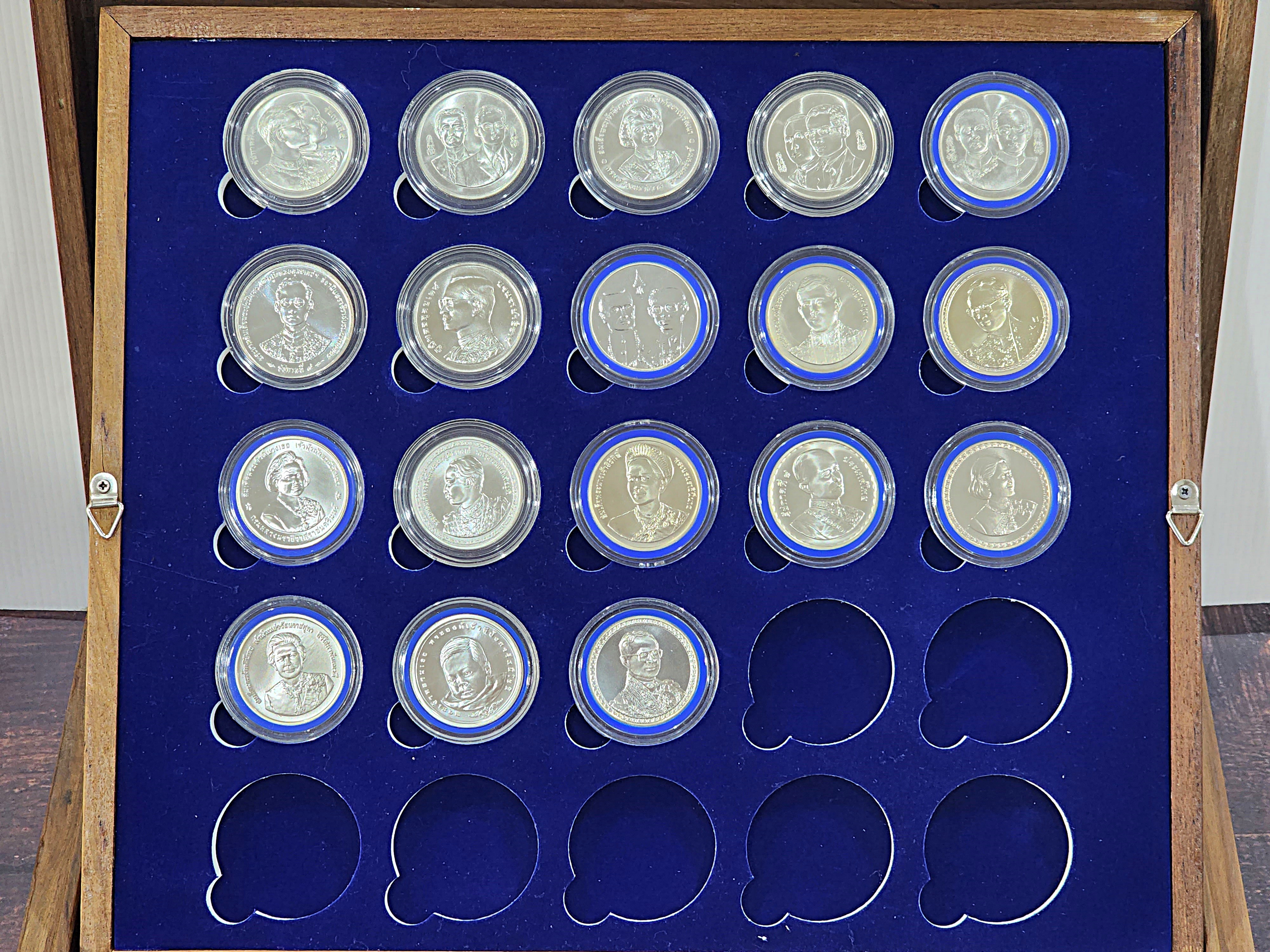 ครบชุด 43 วาระ เหรียญกษาปณ์ที่ระลึก เนื้อเงิน ชนิด 600 บาท ที่ผลิตในสมัยรัชกาลที่9 พร้อมกล่องจัดเก็บเหรียญ
