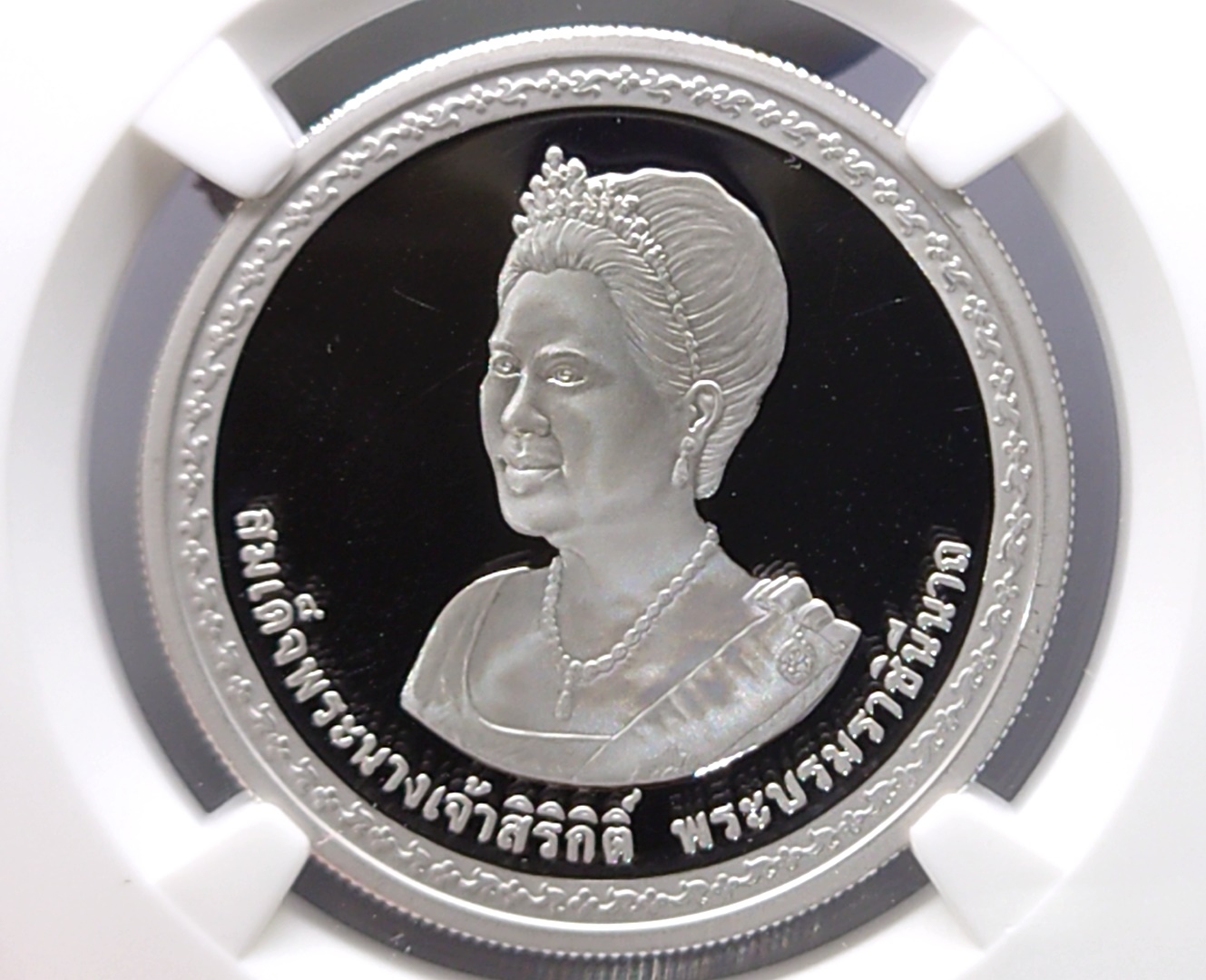 เหรียญ 800 บาท เนื้อเงินขัดเงา ที่ระลึก 75 พรรษา สมเด็จพระนางเจ้าสิริกิติ์ พระบรมราชินีนาถ พ.ศ.2550 เหรียญเกรด PF68 NGC