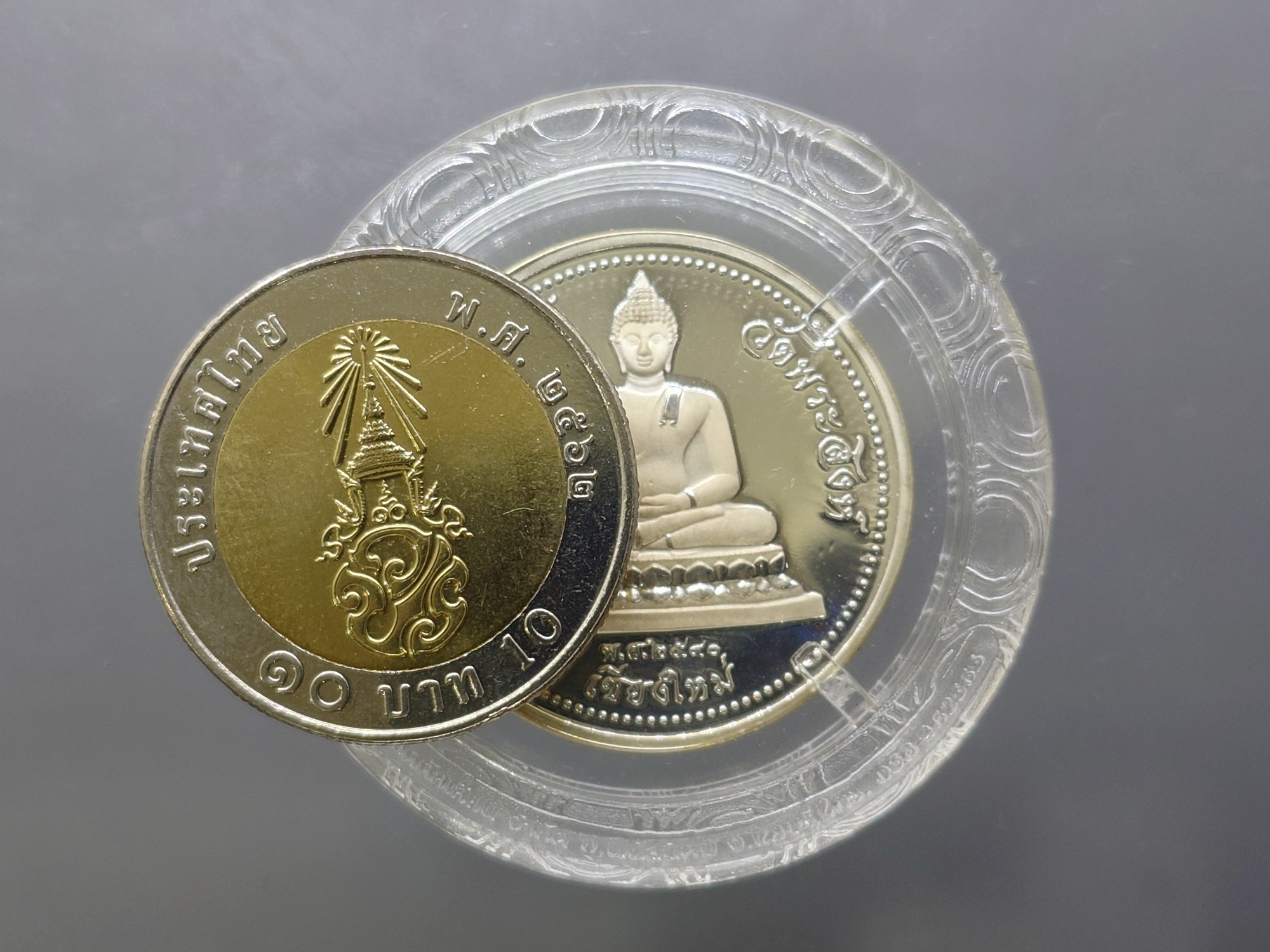 เหรียญพระพุทธสิหิงค์ 2 หน้า รุ่น สิงห์ 40 เนื้อทองแดงขัดเงาพ่นทรายเคลือบเงิน ขนาด 2.8 ซม. วัดพระสิงห์ จ.เชียงใหม่ ปี2540 พร้อมตลับและซองเดิม