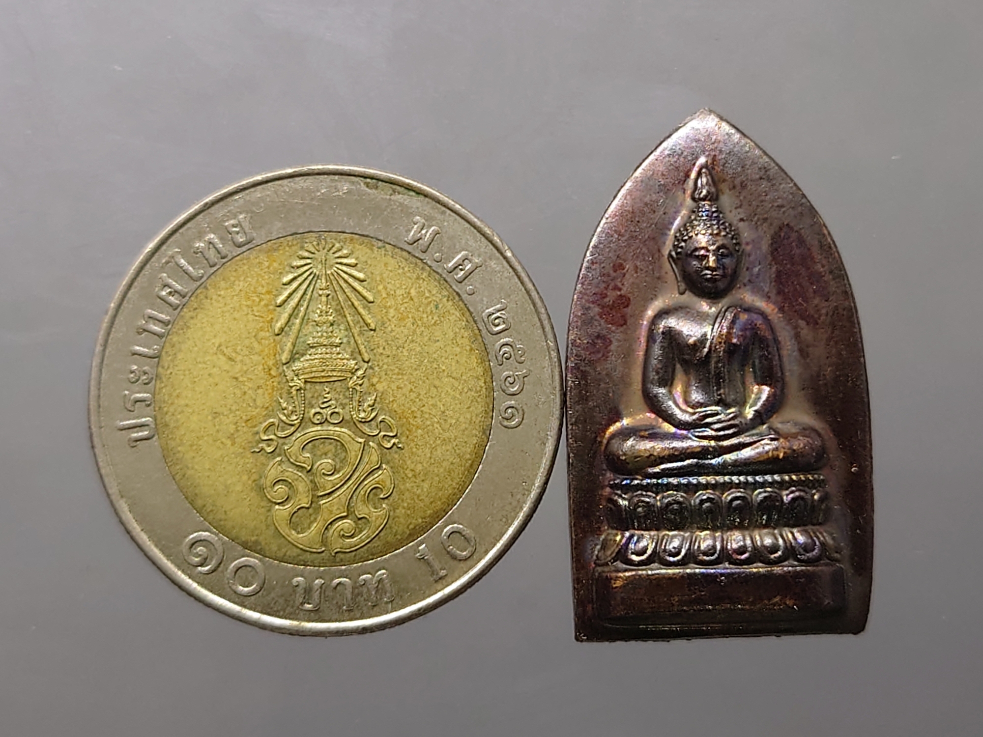สมเด็จศิริราชร้อยปี หลัง ภปร ที่ระลึก 7 รอบ รัชกาลที่9 เนื้อทองแดงรมดำมันปู สมาคมศิษต์เก่าแพทย์ศิริราช จัดสร้าง พ.ศ.2554 พร้อมกล่องเดิม