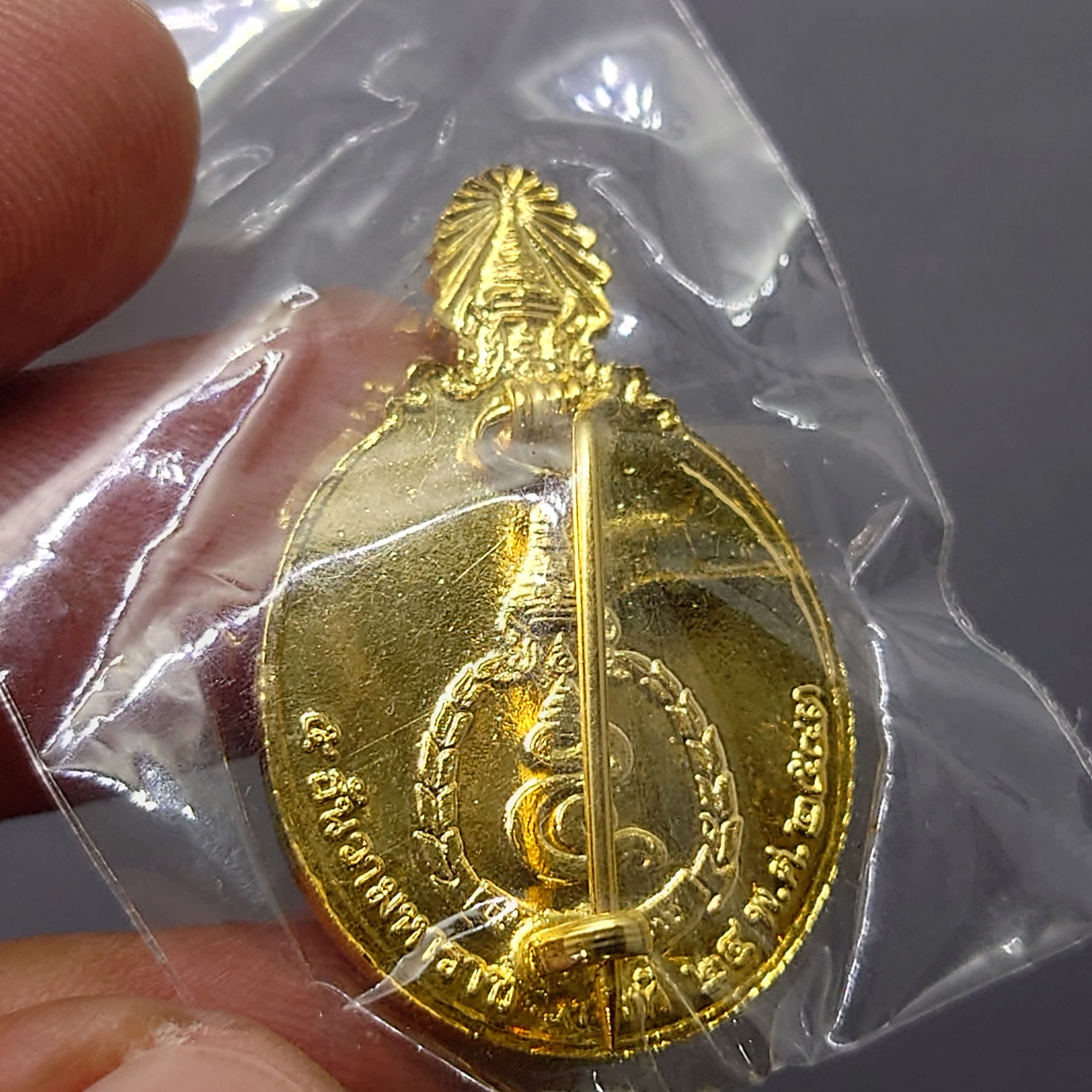 เข็มกลัด 5 ธันวามหาราช ครั้งที่ 24 กาหลั่ยทอง ลงยา พ.ศ.2543 ซีลเดิม