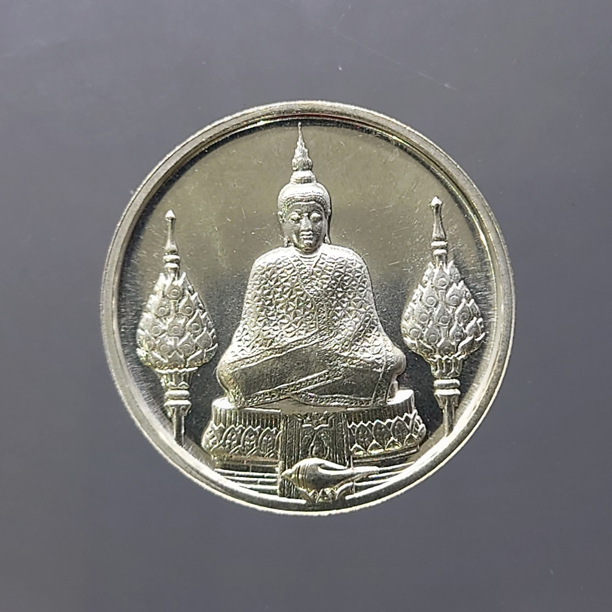 เหรียญพระแก้วมรกต ภปร รุ่นแรก ทรงเครื่องฤดูหนาว เนื้อเงิน ฉลองกรุงรัตนโกสินทร์ 200 ปี พ.ศ.2525