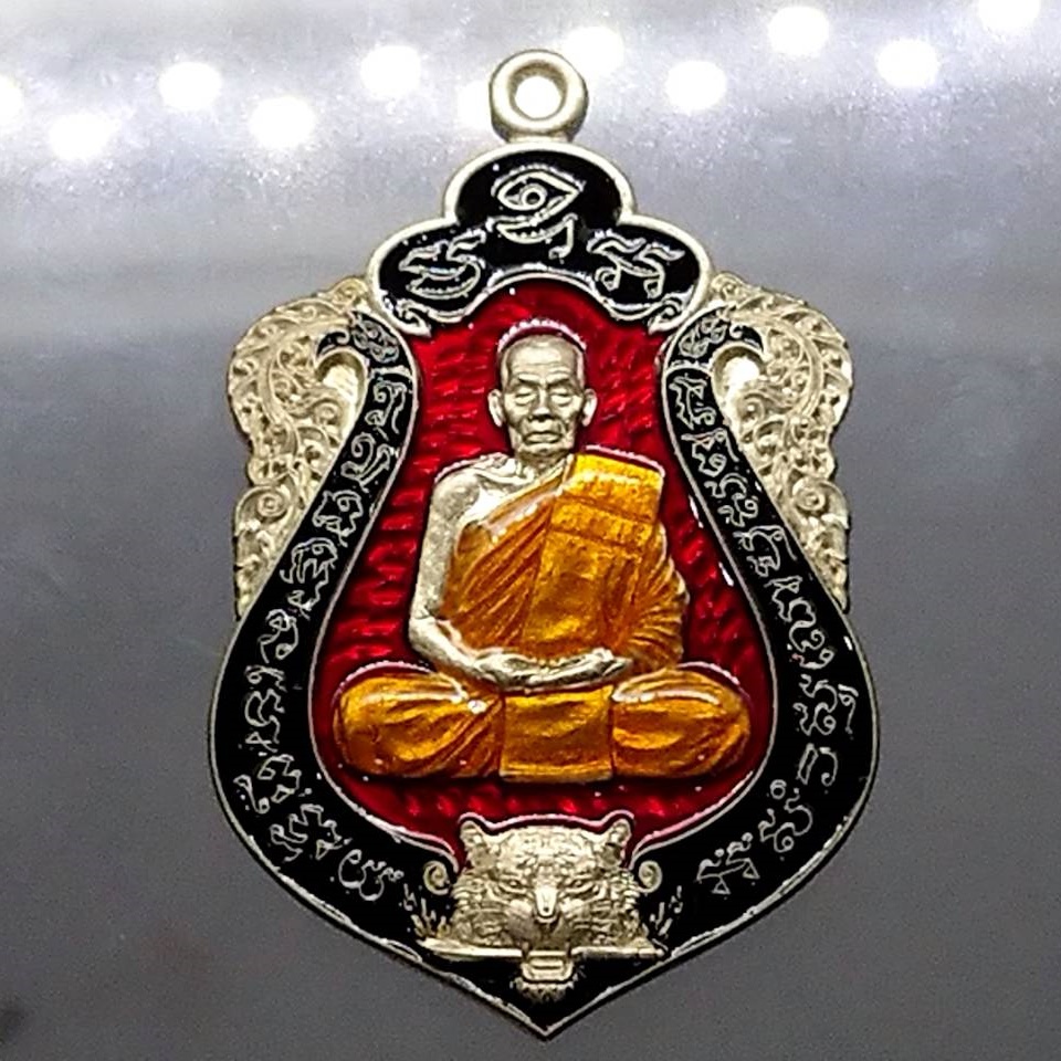 เหรียญเสมา เสือคาบดาบรุ่น 4 เนื้ออัลปาก้าลงยาแดง ขอบดำ บนดำ ลงยาจีวร (พิมพ์เสือ1) หลวงพ่อพัฒน์ วัดห้วยด้วน โคท 216