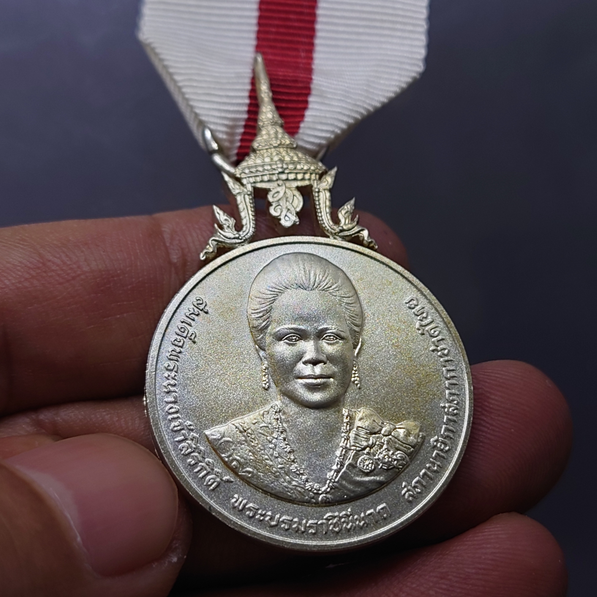 เหรียญเงินประดับแพรแถบ กาชาดสดุดีพระบรมราชินีนาถ สภานายิกาสภากาชาดไทย แบบชาย