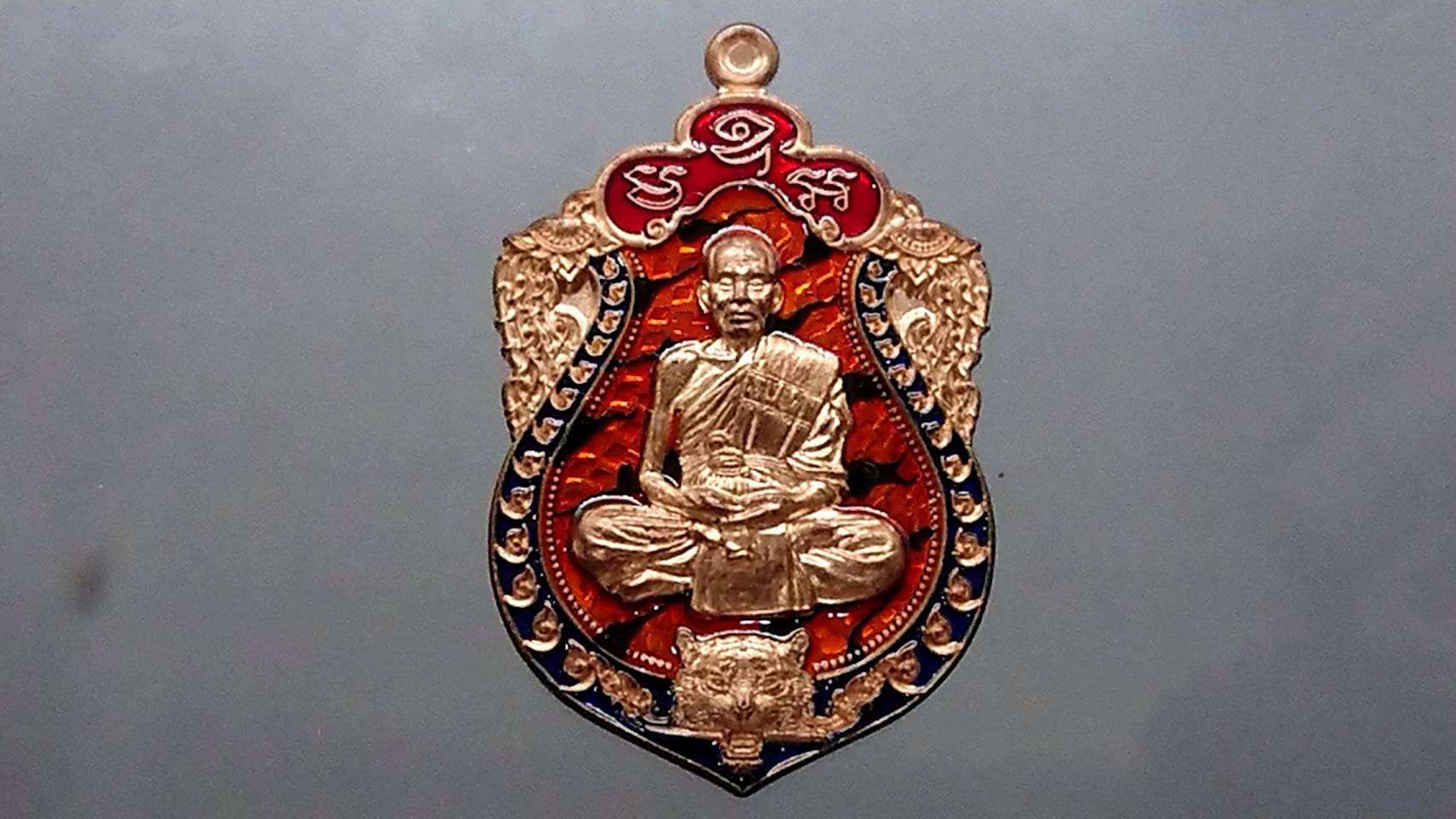เหรียญเสมาเสือคาบดาบ รุ่น1 เนื้อนวะ ลงยาเสือ ขอบน้ำเงินซุ้มแดง หลวงพ่อพัฒน์ วัดห้วยด้วน โคท 161