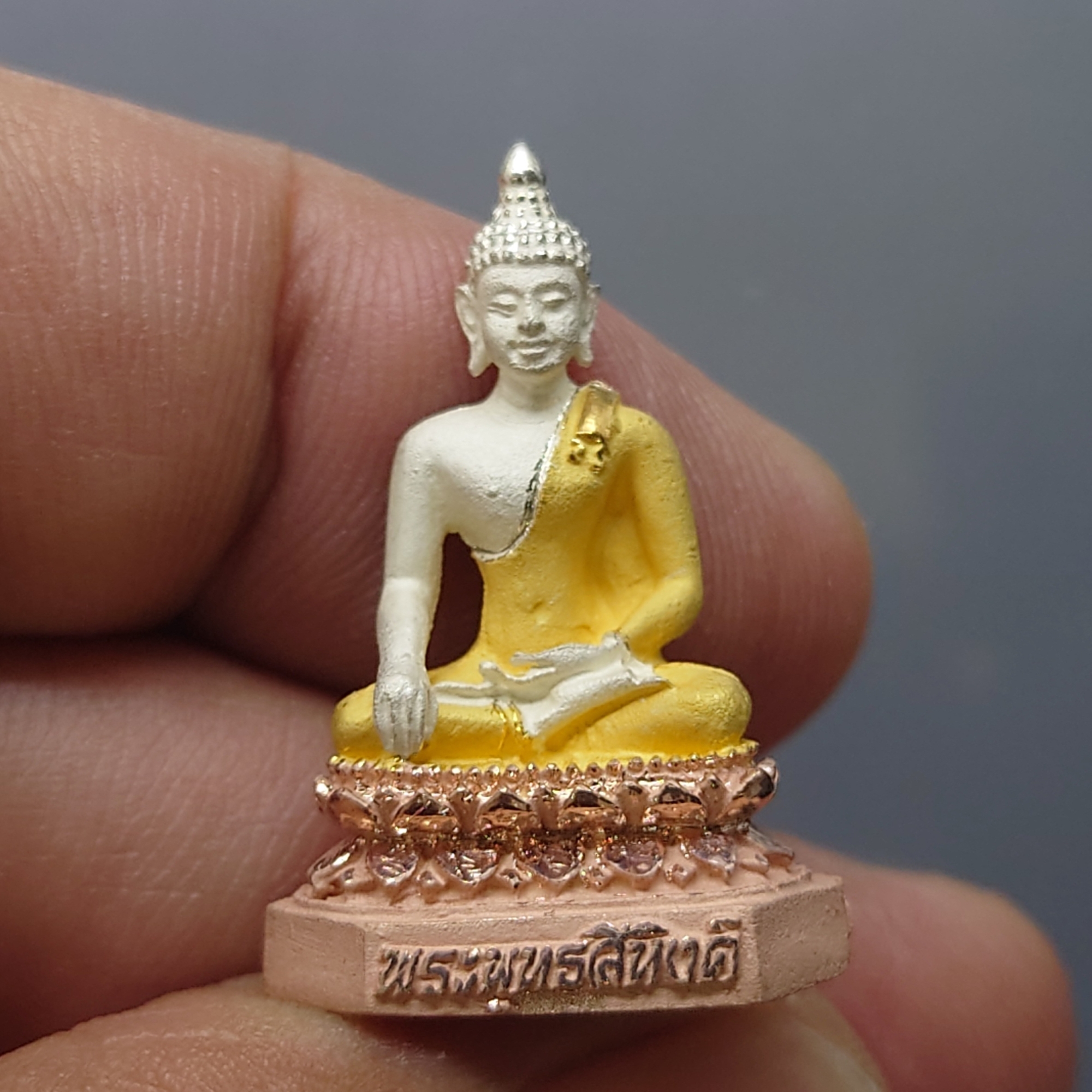 พระพุทธสิหิงค์ เนื้อเงินพ่นทราย สามกษัตริย์ ขัดเงาบางส่วน รุ่น สิงห์40 วัดพระสิงห์ จ.เชียงใหม่ ขนาดสูง 2.8 เซน พ.ศ.2540 ไม่มีกล่อง