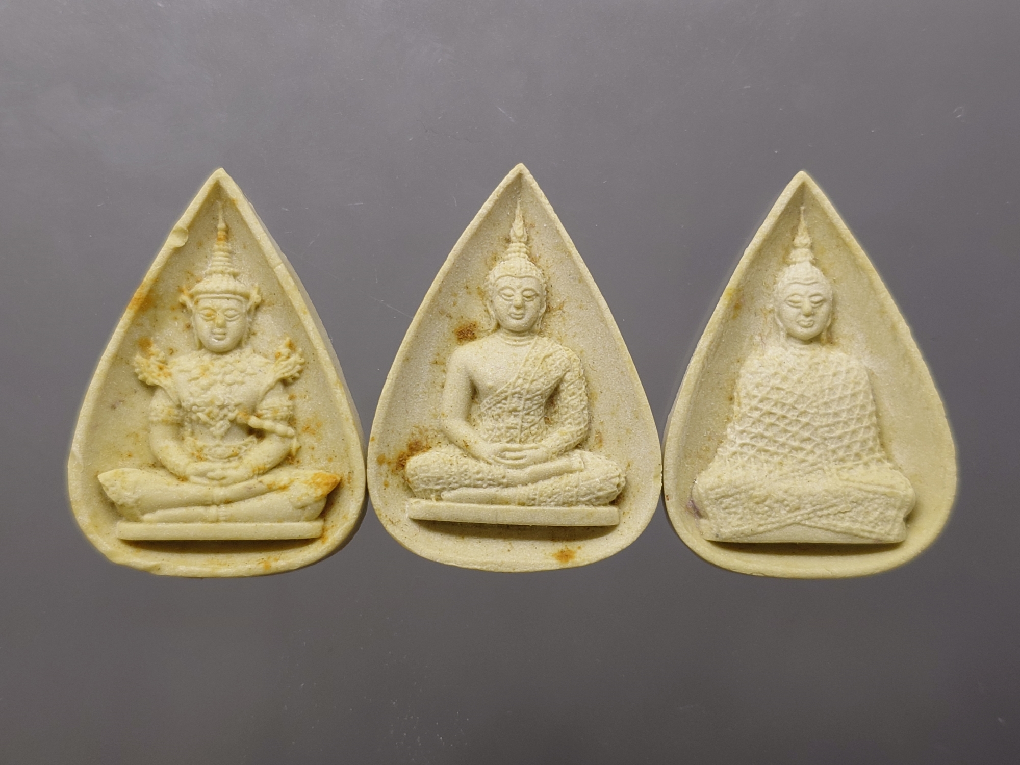 พระแก้วมรกต 3 ฤดู ธมฺมวิตกฺโก หลังยันต์เจ้าคุณนรฯ เนื้อผงพุทธคุณ วัดเทพศิรินทราวาส พ.ศ.2537 พร้อมตลับเดิม