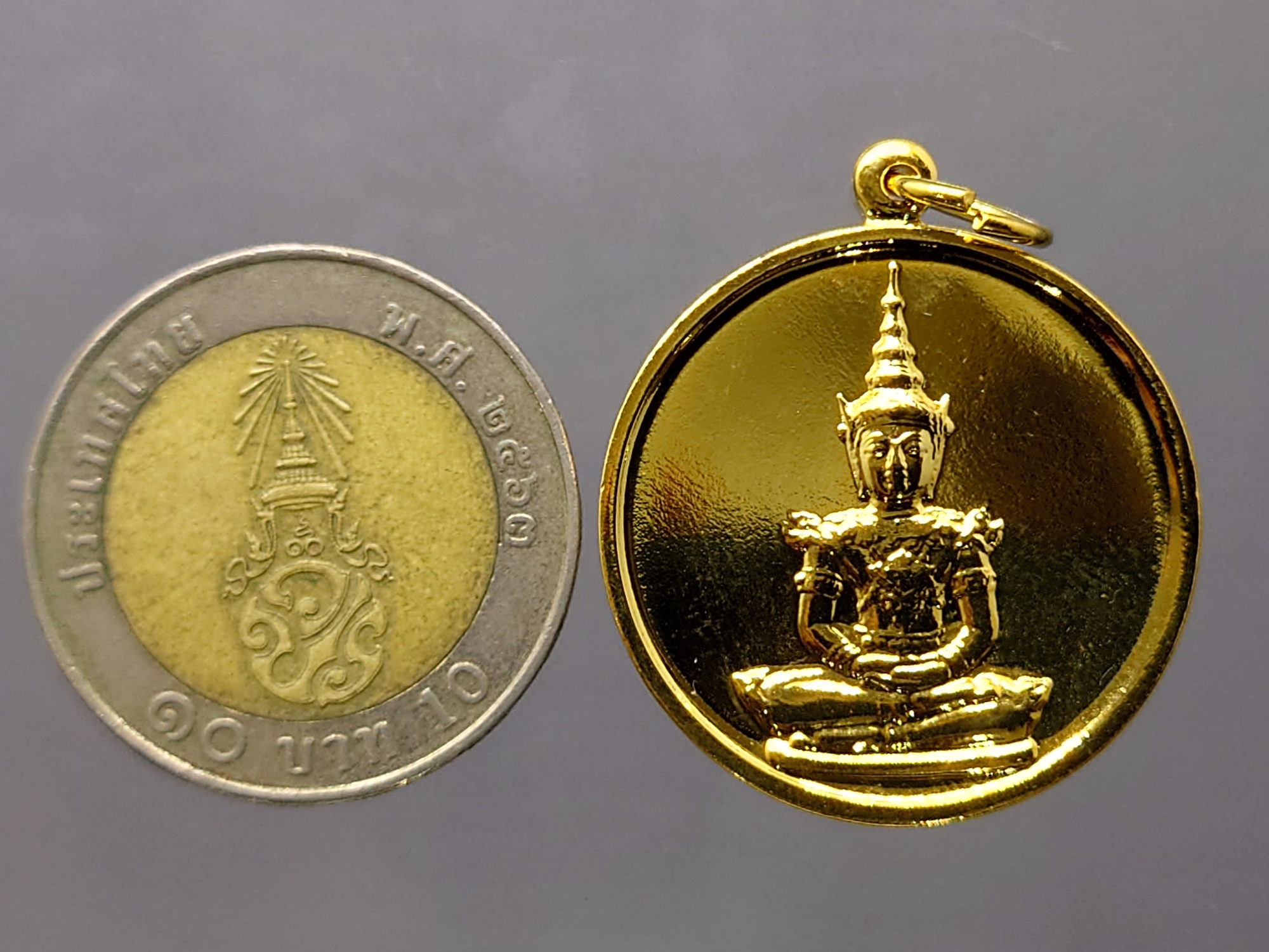 เหรียญพระแก้วมรกต เนื้อกะหลั่ยทอง ที่ระลึกในการซ่อมบูรณฉัตร วัดพระศรีรัตนศาสดาราม พ.ศ.2531 บล็อกกองกษาปณ์