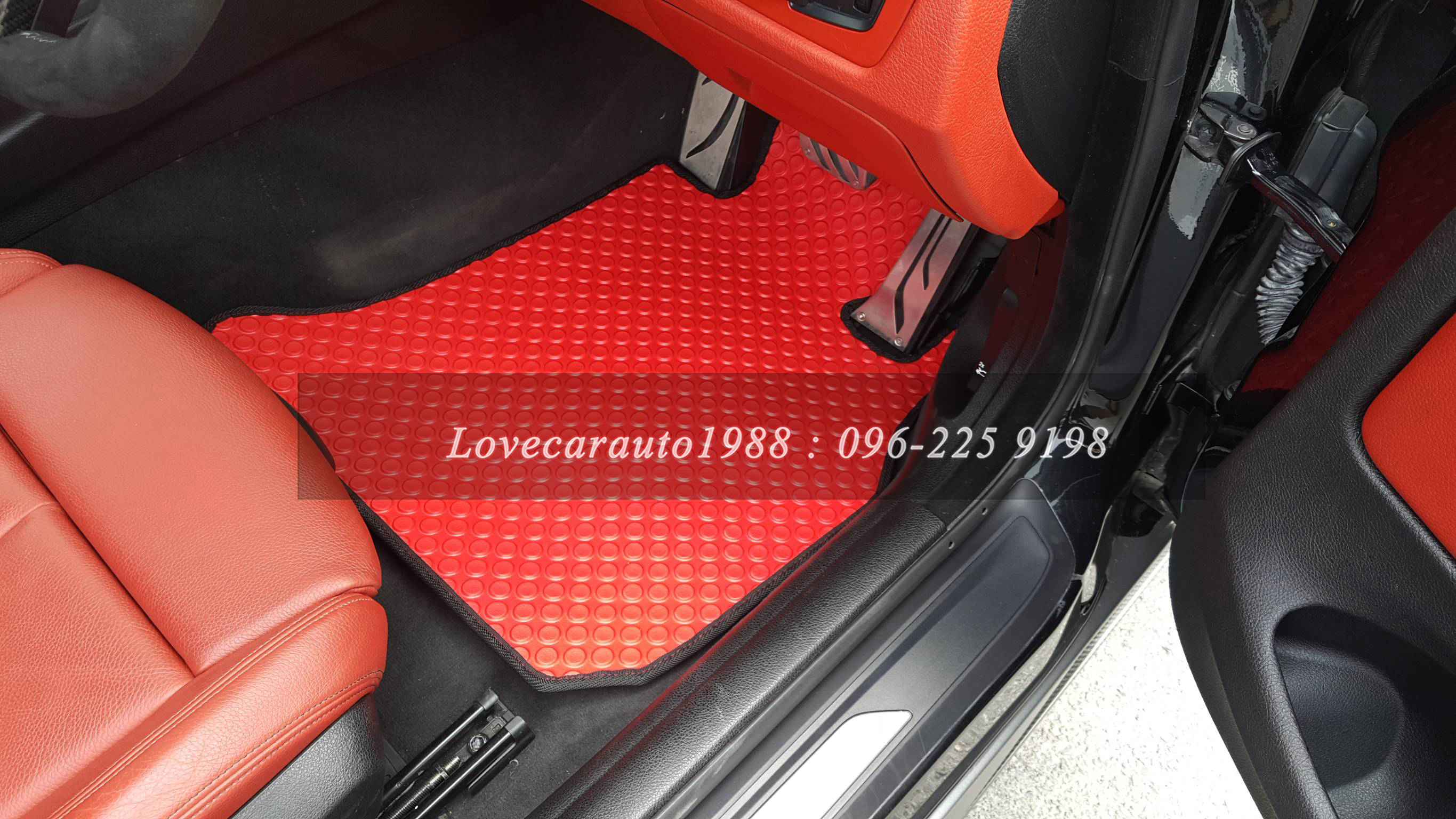 พรมรถยนต์ BMW M4 F32 ลายกระดุมสีแดงขอบดำ