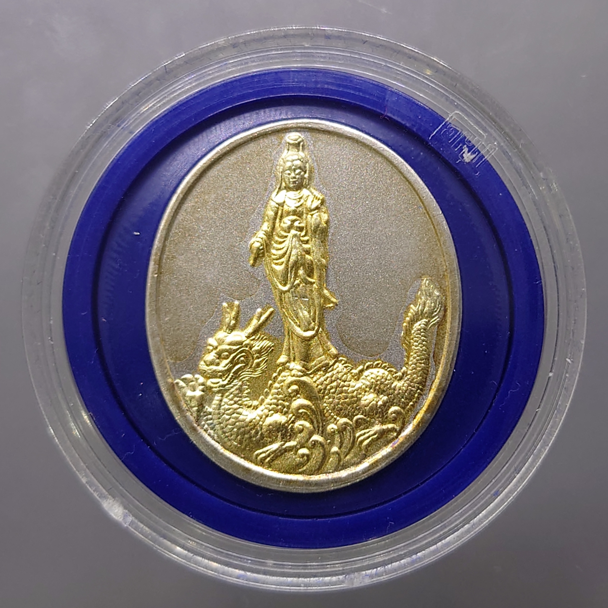 เหรียญพระโพธิสัตว์กวนอิม ทรงประทับมังกร เนื้อเงินสองกษัตริย์ หลังตรากาญจนาภิเษก จ.ระนอง ปี2539 พร้อมกล่องเดิม นิยม หายาก