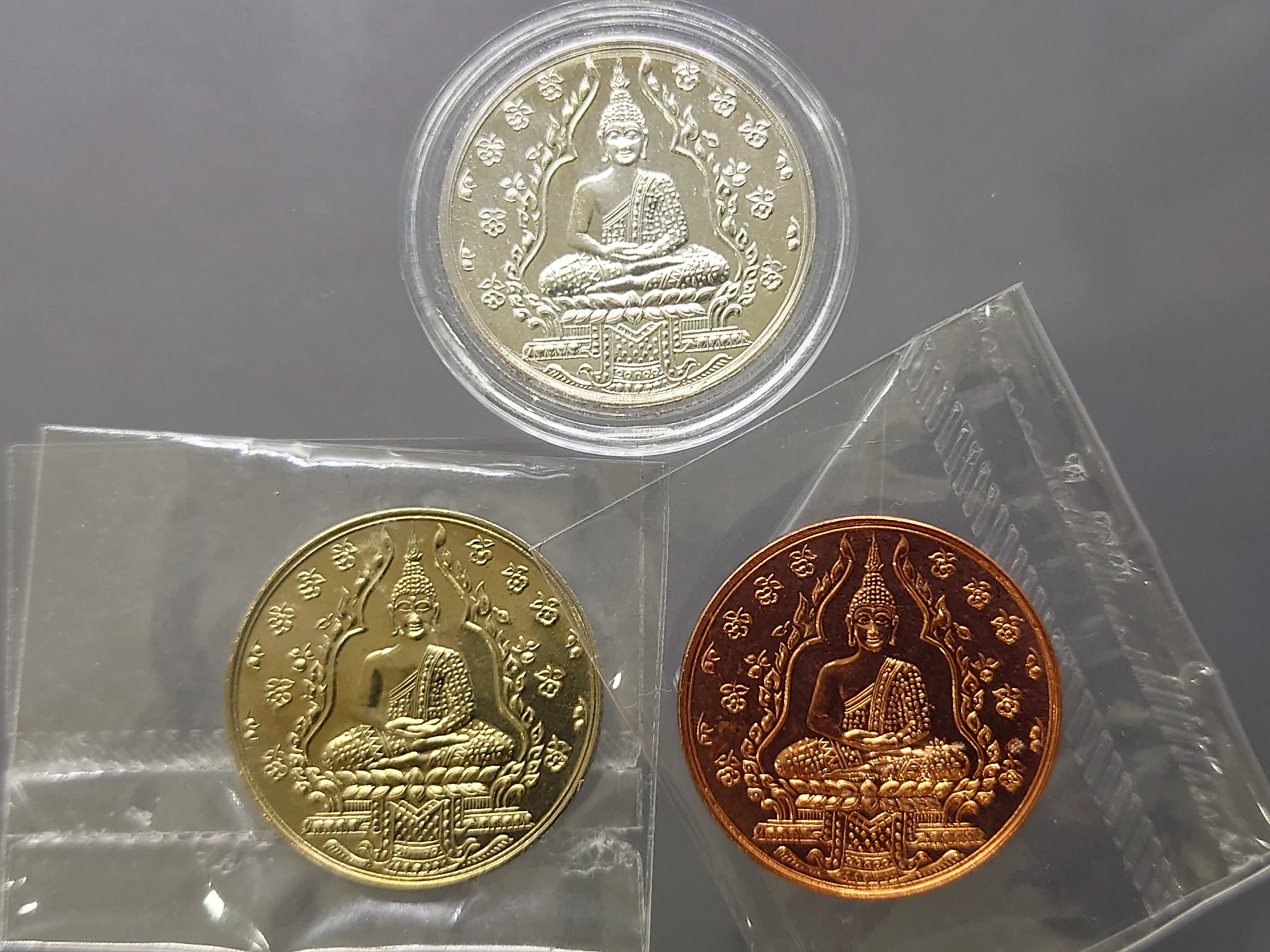 พระแก้วมรกต รุ่น2 (ชุด 3 เหรียญ เนื้อทองแดง อัลปาก้า เงิน) วัดพระศรีรัตนศาสดาราม ปี 2547 ไม่ผ่านใช้ นิยม หายาก สร้างโดยสำนักพระราชวัง