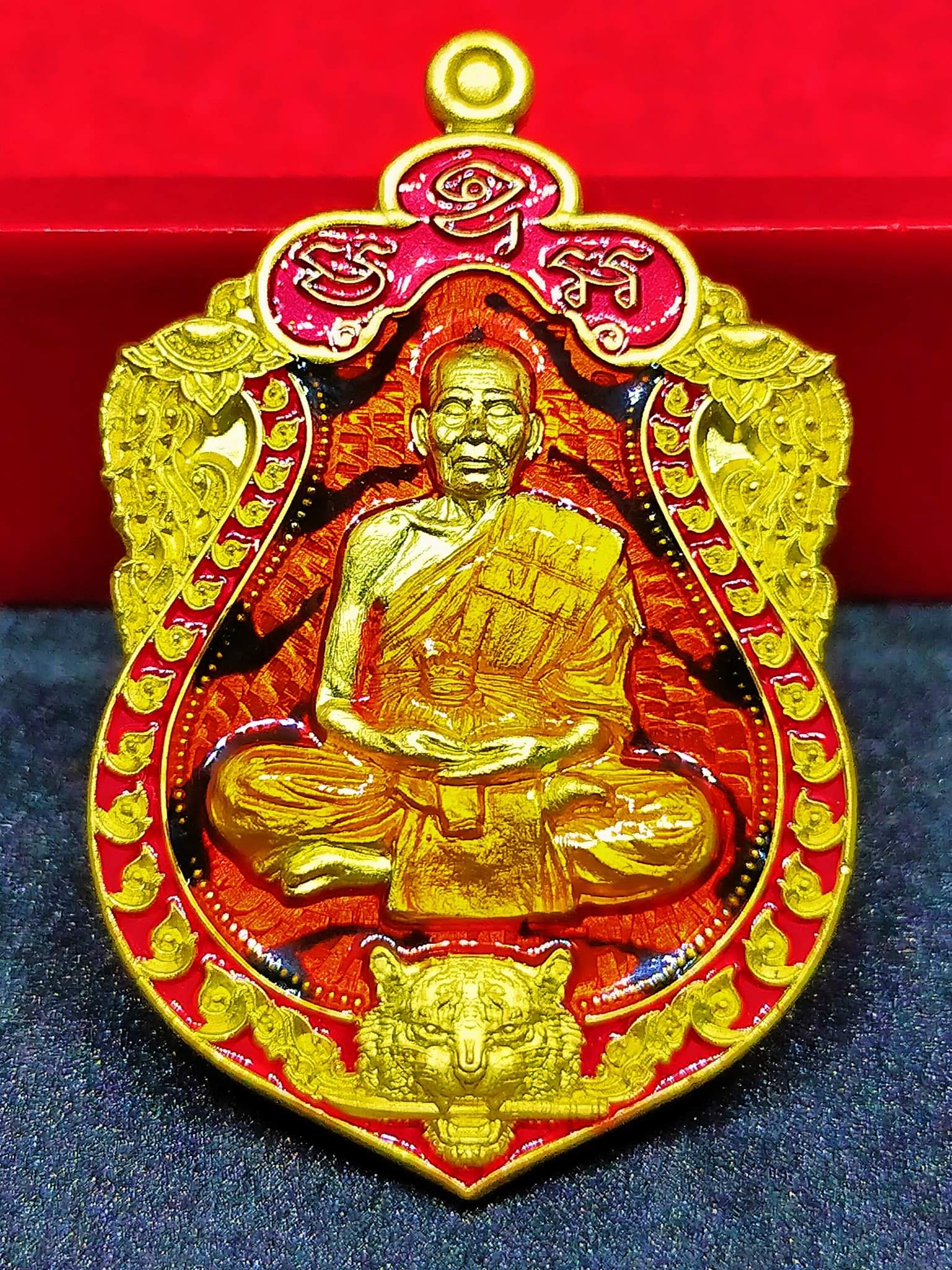 เหรียญเสมา เสือคาบดาบ รุ่น1 เนื้อทองระฆัง ตอกพิเศษ แจกกรรมการ ลงยาลายเสือ หน้า หลัง ขอบแดง จีวรส้ม หลวงพ่อพัฒน์ วัดห้วยด้วน โคท 450