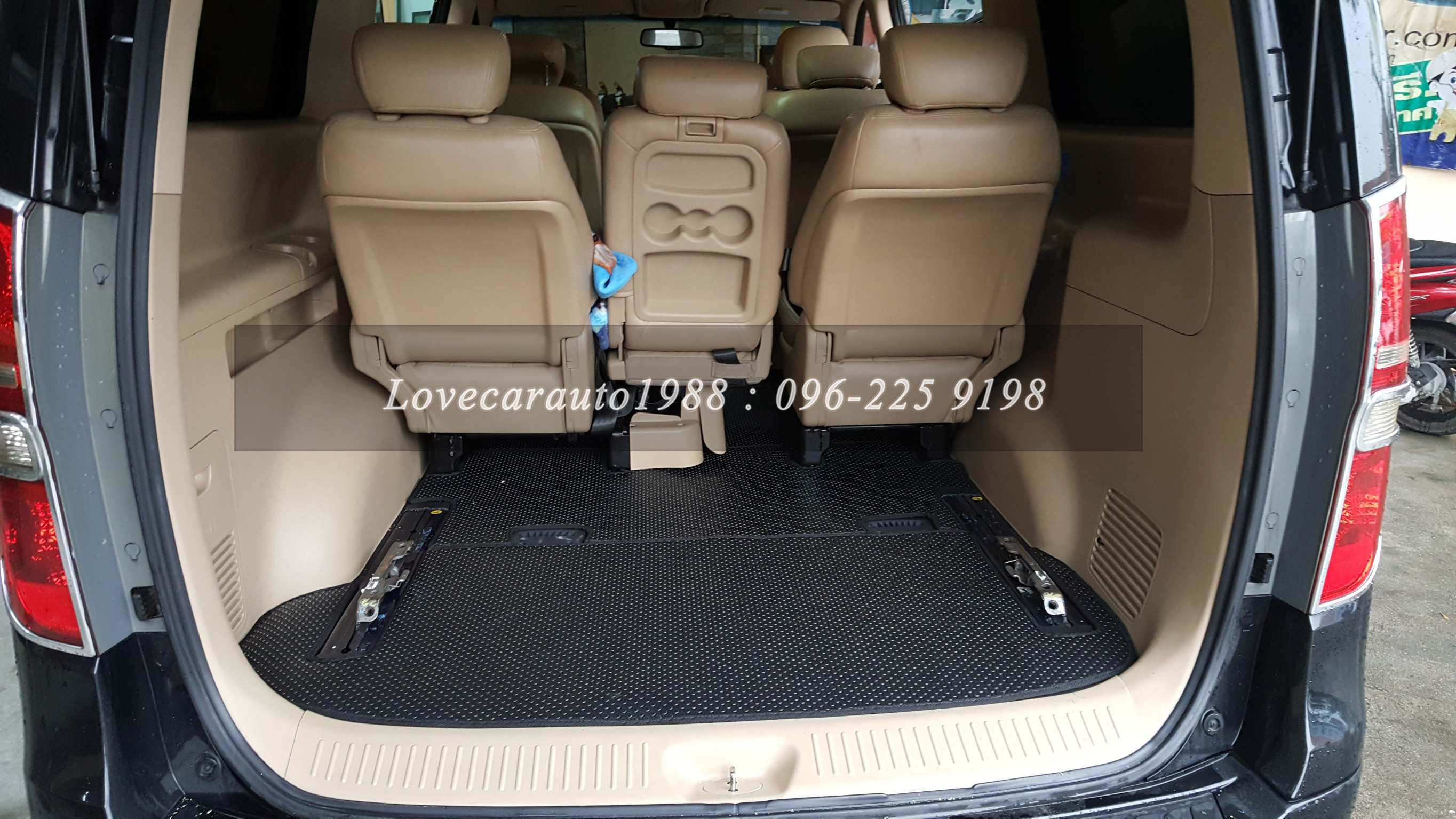 ยางปูพื้นรถยนต์ Hyundai H1-MAESTO กระดุมเล็กสีดำ