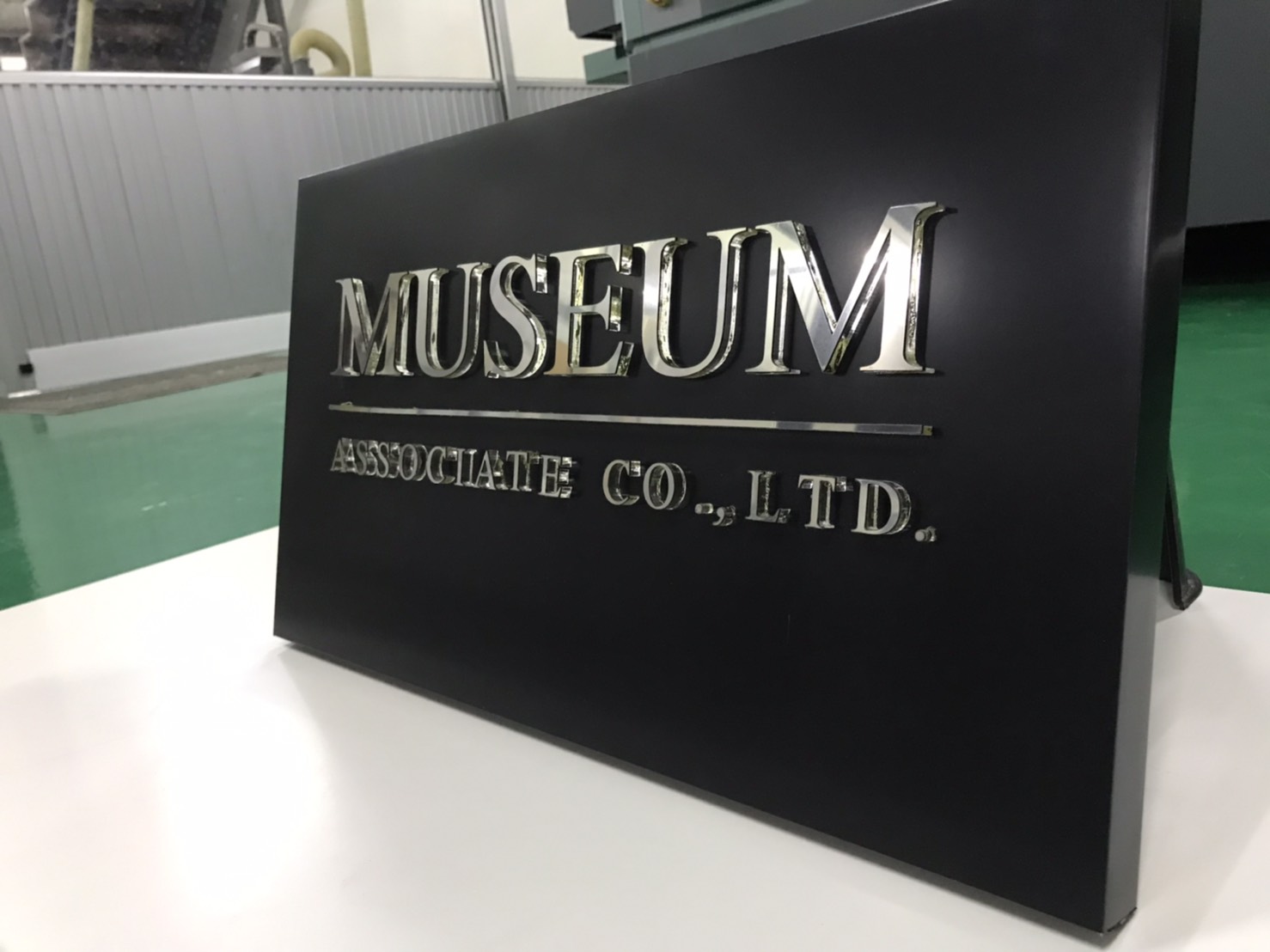 ป้ายบริษัท พื้นเป็นคอมโพสิต ตัวอักษรเป็นอะคริลิคปะหน้าด้วยอะคริลิคเงินเงา งานMUSEUM